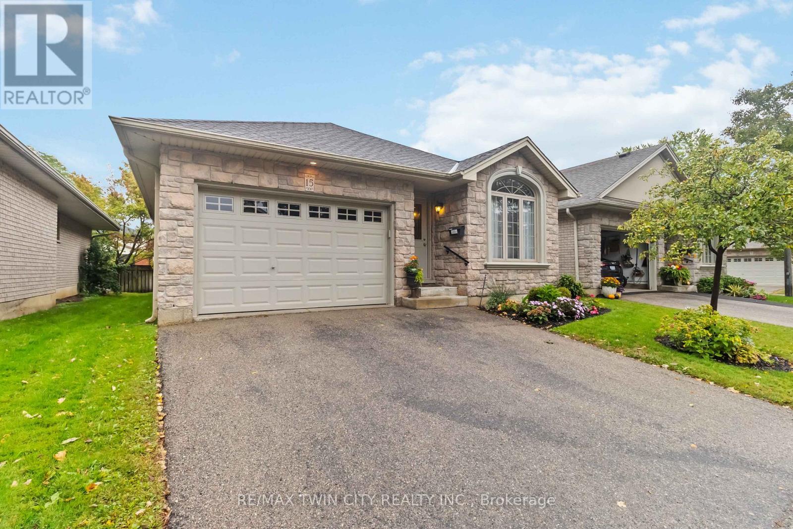 15 - 54 Glenwood Drive, Brantford, Ontario  N3S 3G6 - Photo 2 - X12463561