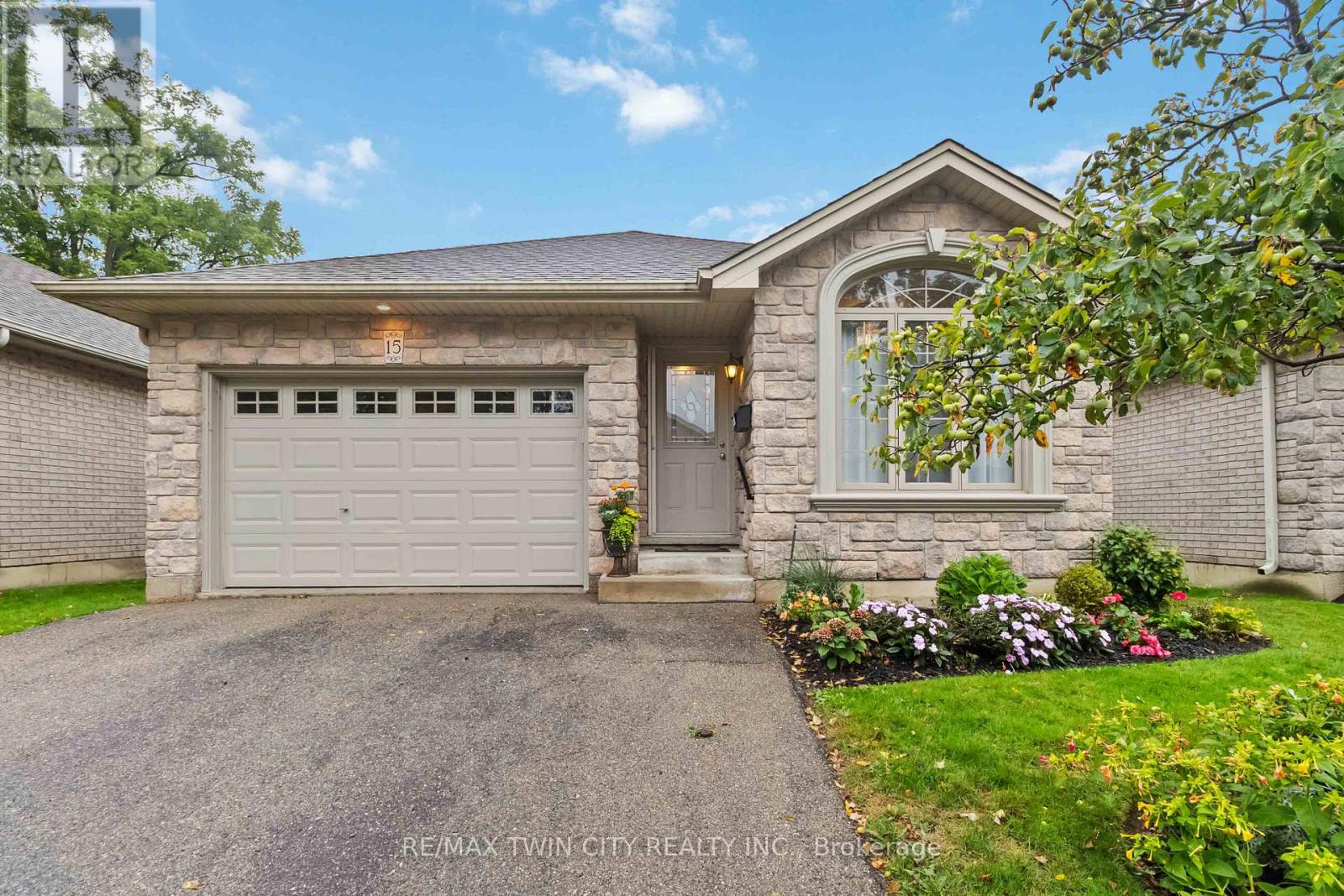 15 - 54 Glenwood Drive, Brantford, Ontario  N3S 3G6 - Photo 4 - X12463561