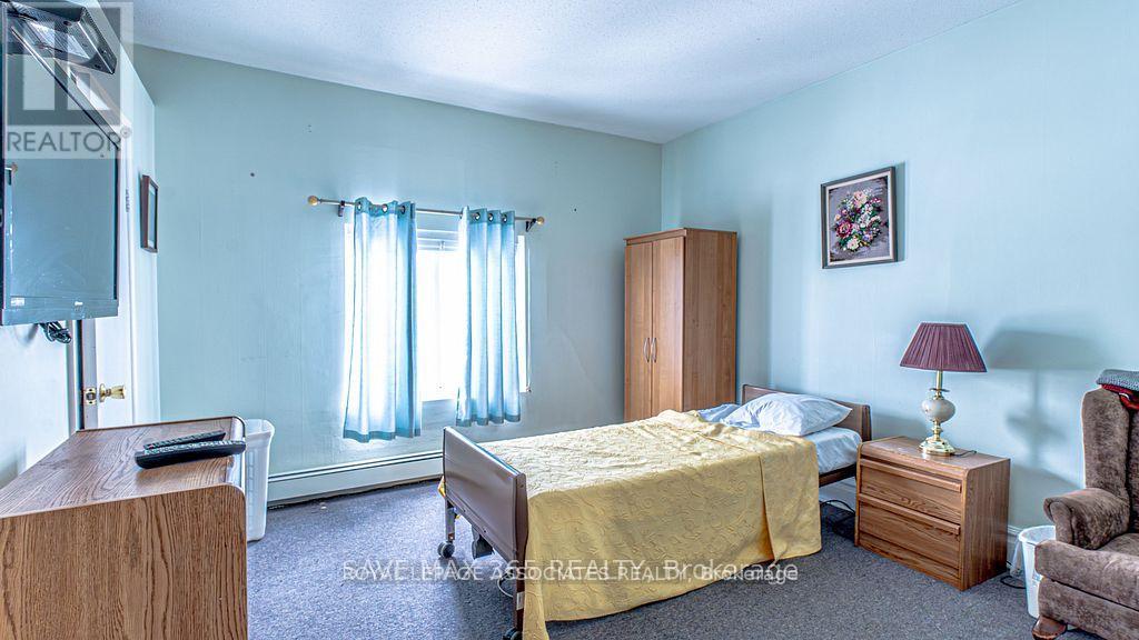 326 12th Street, Hanover, Ontario  N4N 1V6 - Photo 12 - X12463582