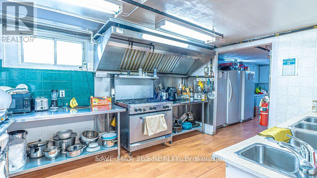 326 12th Street, Hanover, Ontario  N4N 1V6 - Photo 15 - X12463582