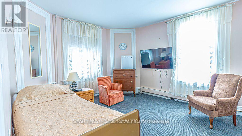 326 12th Street, Hanover, Ontario  N4N 1V6 - Photo 3 - X12463582
