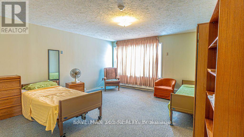 326 12th Street, Hanover, Ontario  N4N 1V6 - Photo 5 - X12463582