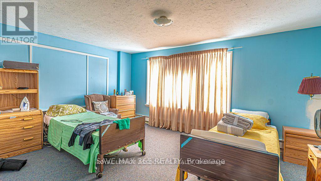 326 12th Street, Hanover, Ontario  N4N 1V6 - Photo 6 - X12463582