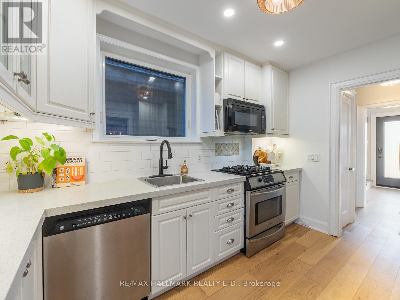 54 Avonlea Boulevard, Toronto, Ontario  M4C 5E5 - Photo 14 - E12463392