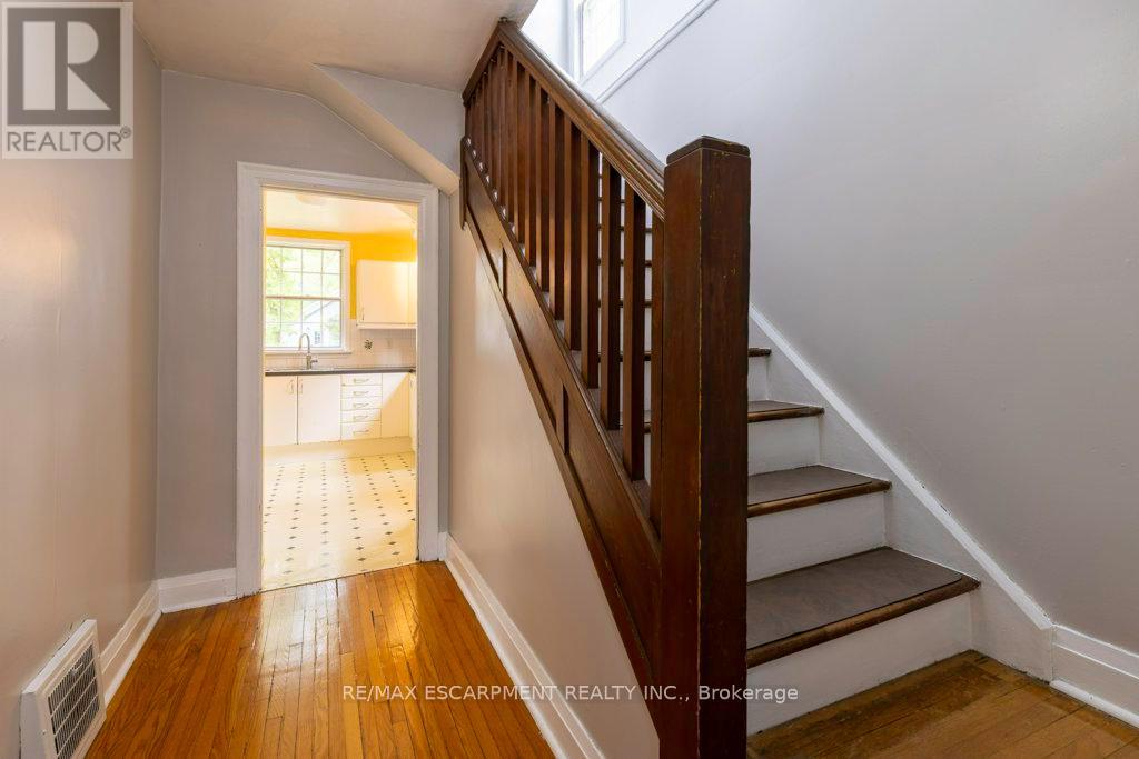 144 Whitney Avenue, Hamilton, Ontario  L8S 2G7 - Photo 11 - X12462533