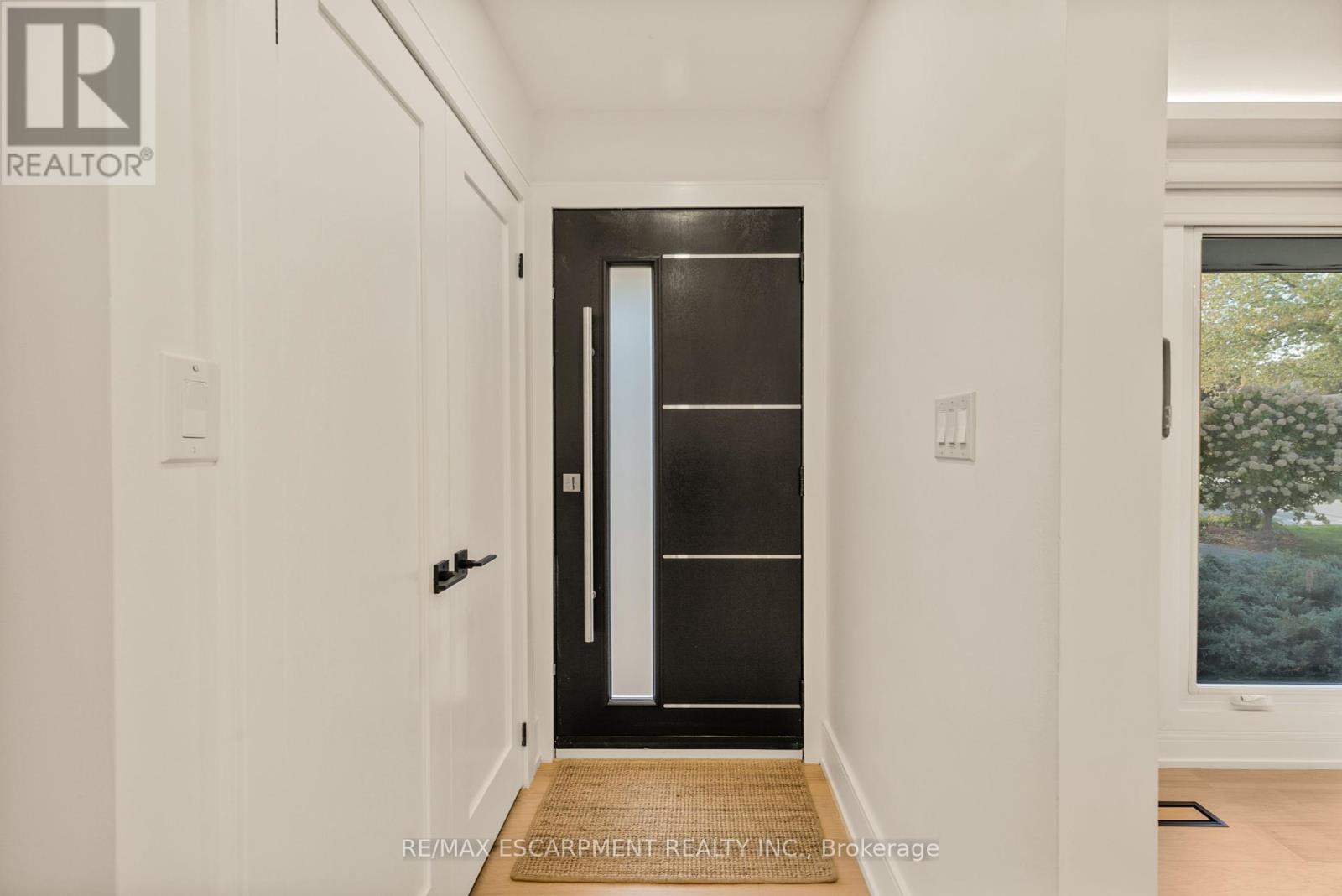 257 Strathcona Drive, Burlington, Ontario  L7L 2C9 - Photo 4 - W12461448