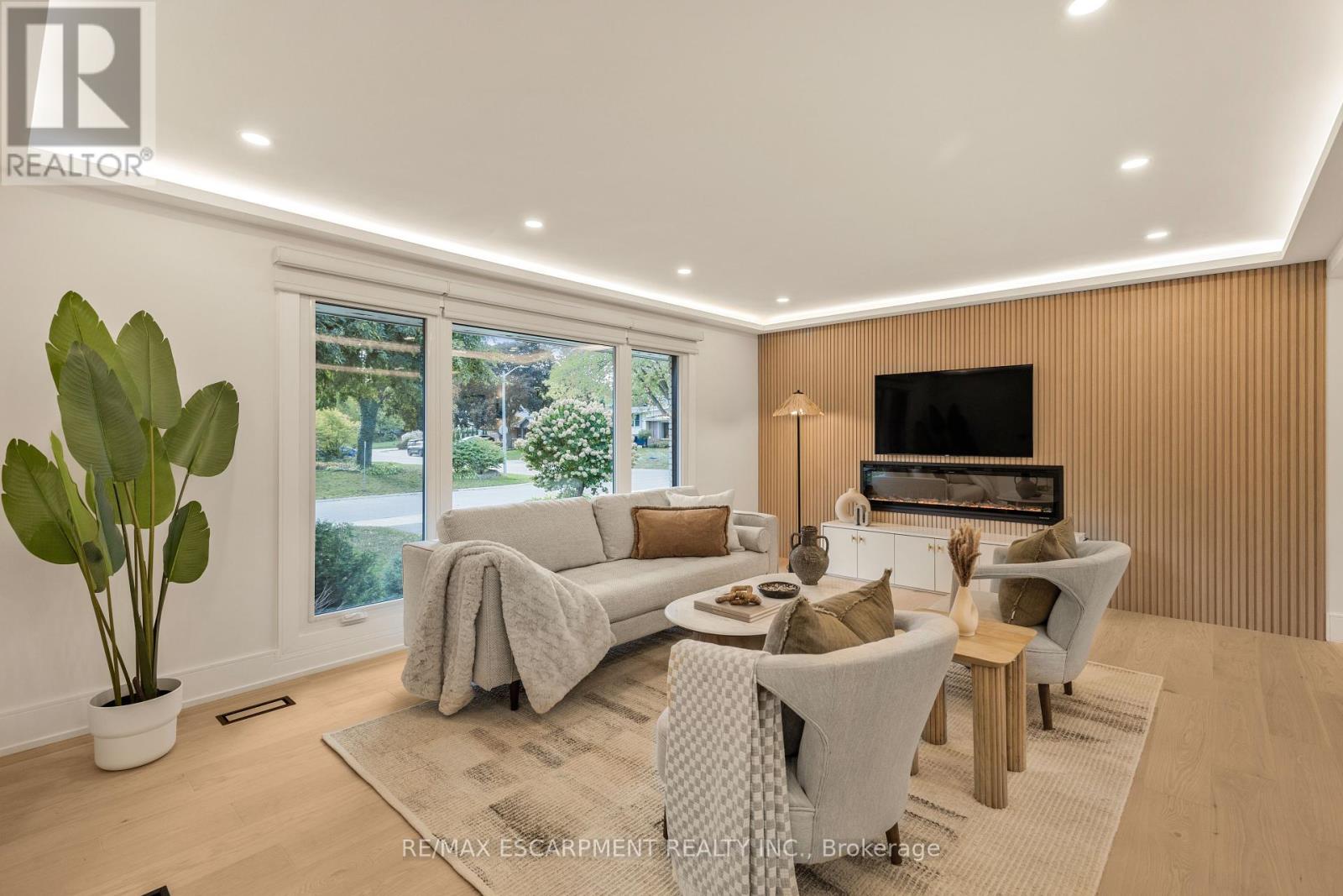257 Strathcona Drive, Burlington, Ontario  L7L 2C9 - Photo 6 - W12461448