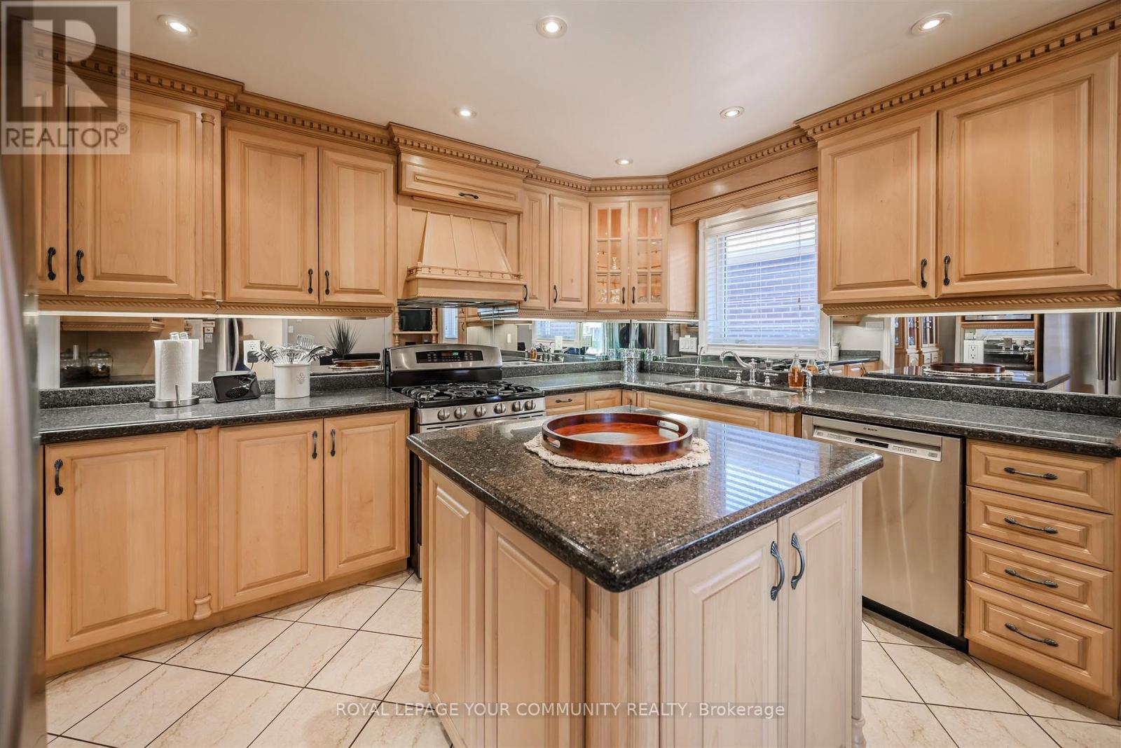 260 Mathewson Street, Vaughan, Ontario  L6A 1B4 - Photo 12 - N12463689