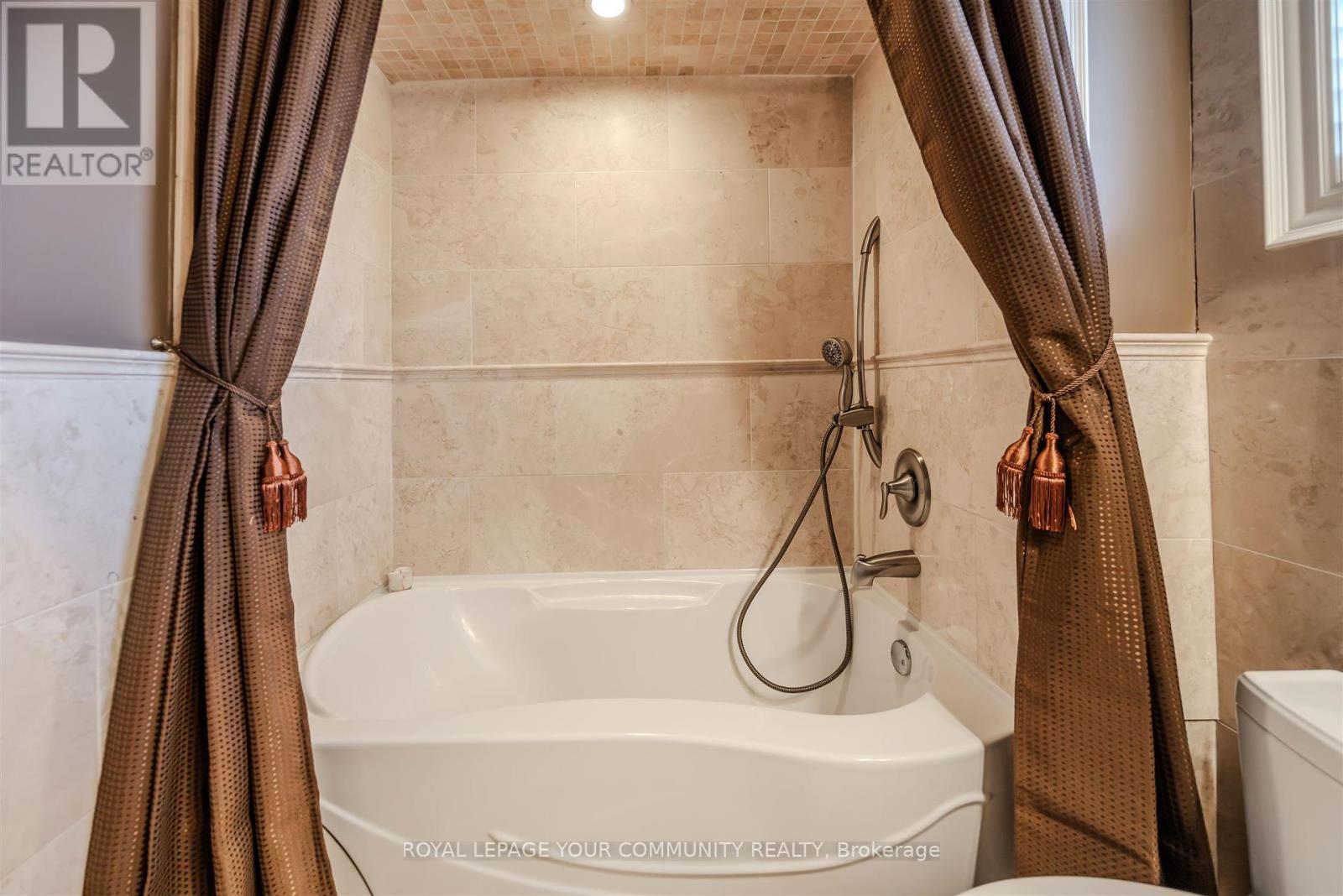260 Mathewson Street, Vaughan, Ontario  L6A 1B4 - Photo 23 - N12463689