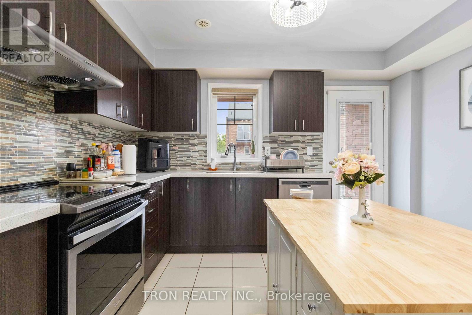 5253 Major Mackenzie Drive E, Markham, Ontario  L6C 0N3 - Photo 11 - N12463729