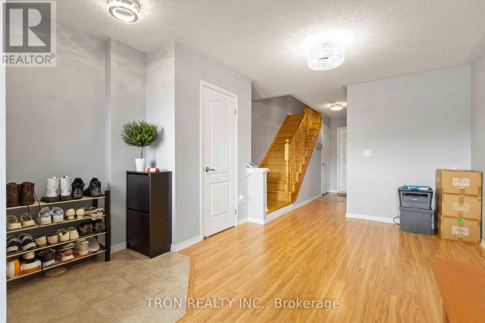 5253 Major Mackenzie Drive E, Markham, Ontario  L6C 0N3 - Photo 6 - N12463729