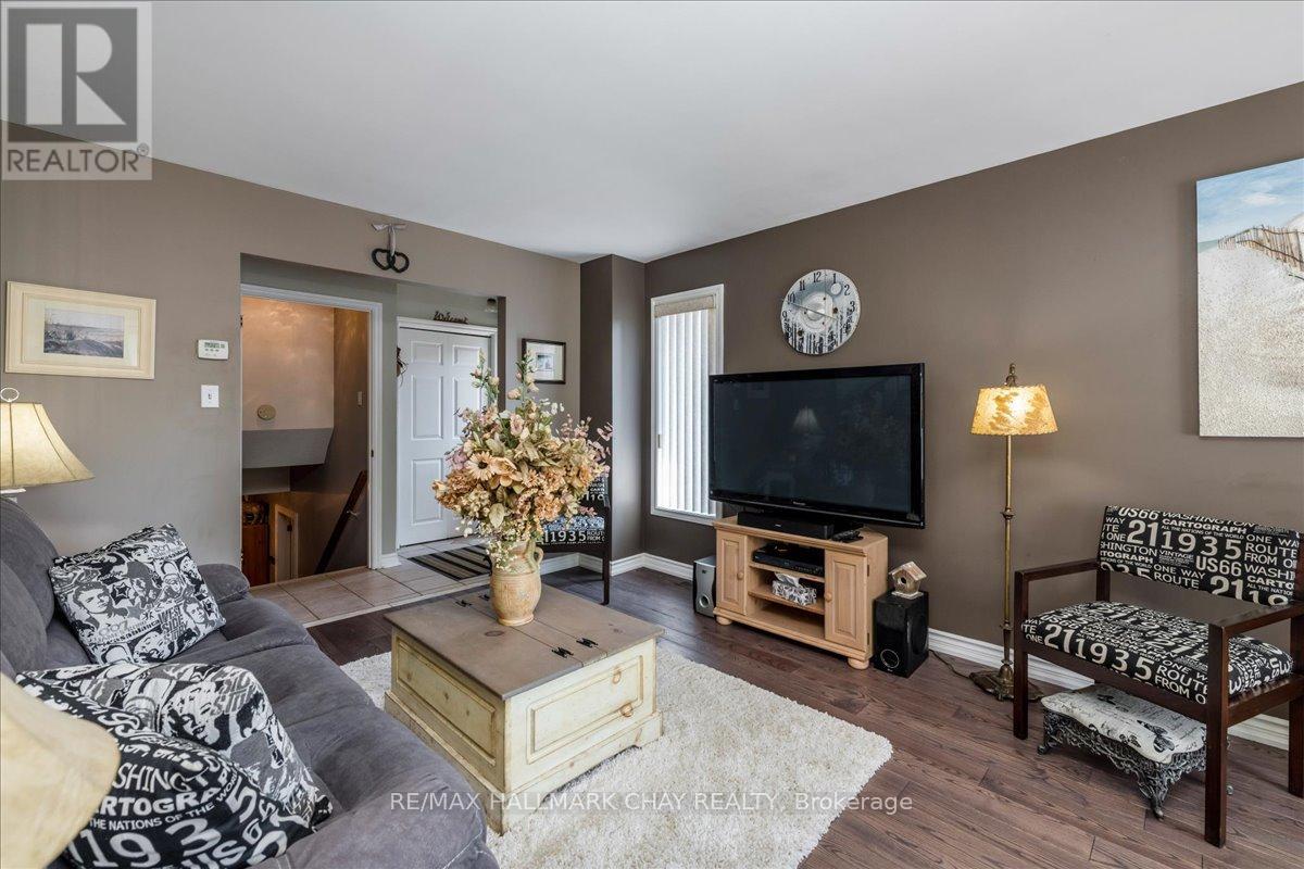 114 Chieftain Crescent, Barrie, Ontario  L4N 6J3 - Photo 9 - S12463734