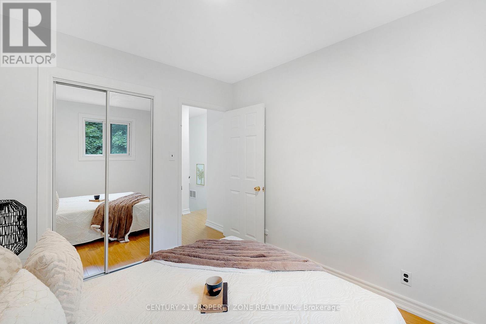 3387 Kelowna Court, Mississauga, Ontario  L5C 2E5 - Photo 17 - W12463638