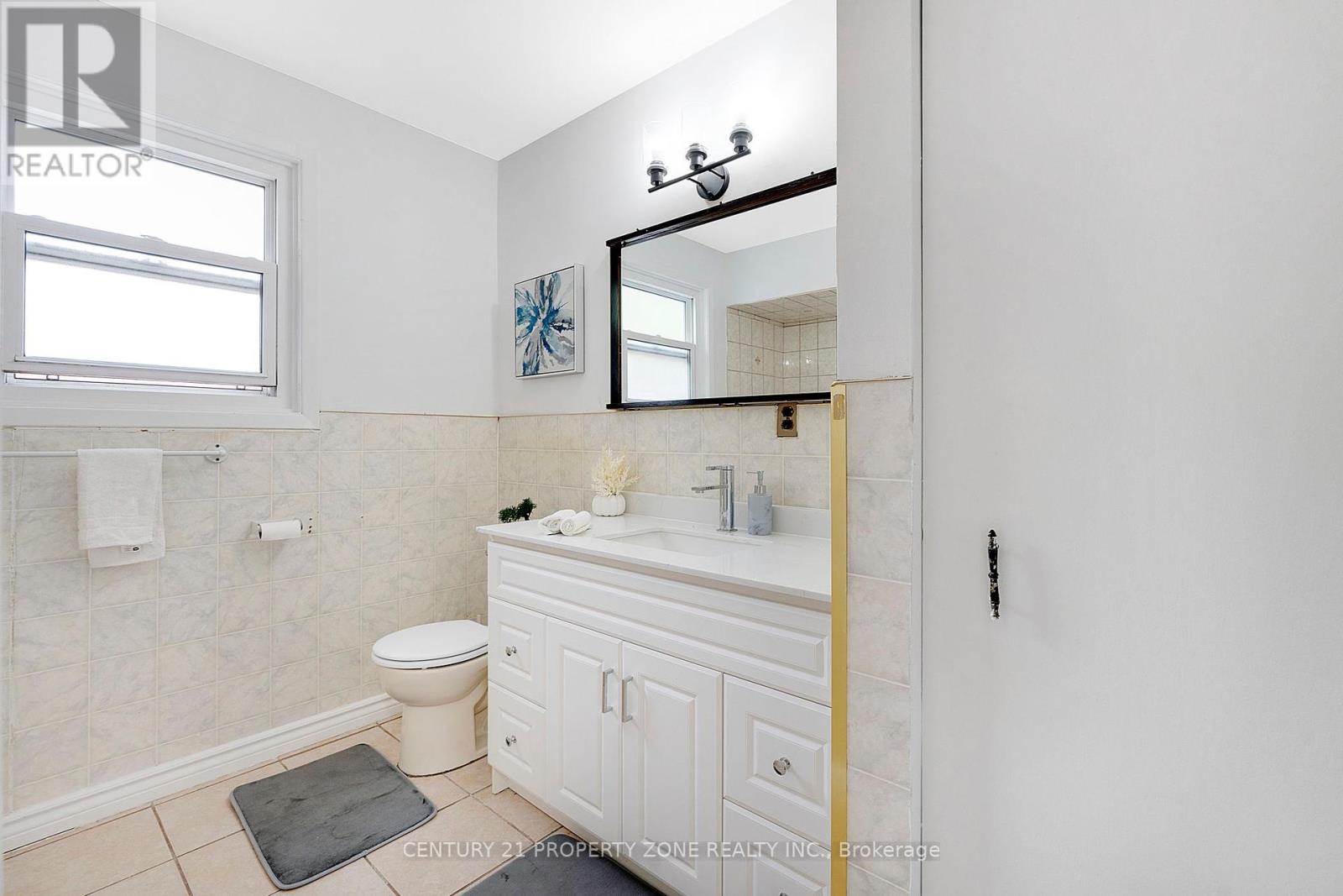 3387 Kelowna Court, Mississauga, Ontario  L5C 2E5 - Photo 19 - W12463638
