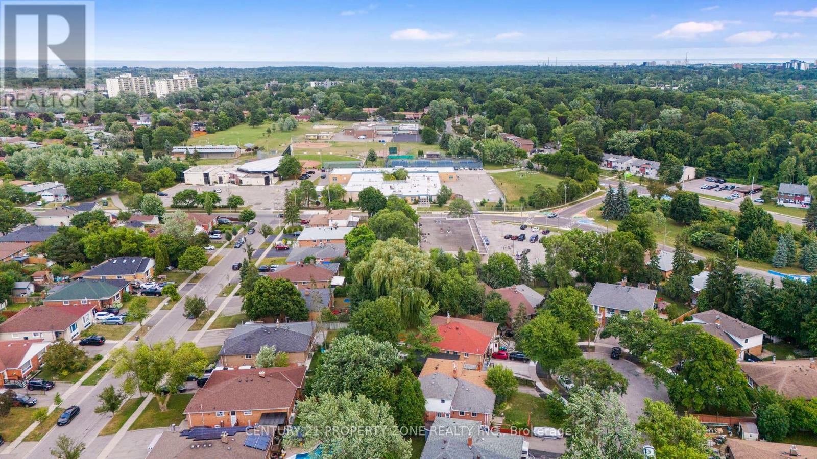 3387 Kelowna Court, Mississauga, Ontario  L5C 2E5 - Photo 5 - W12463638
