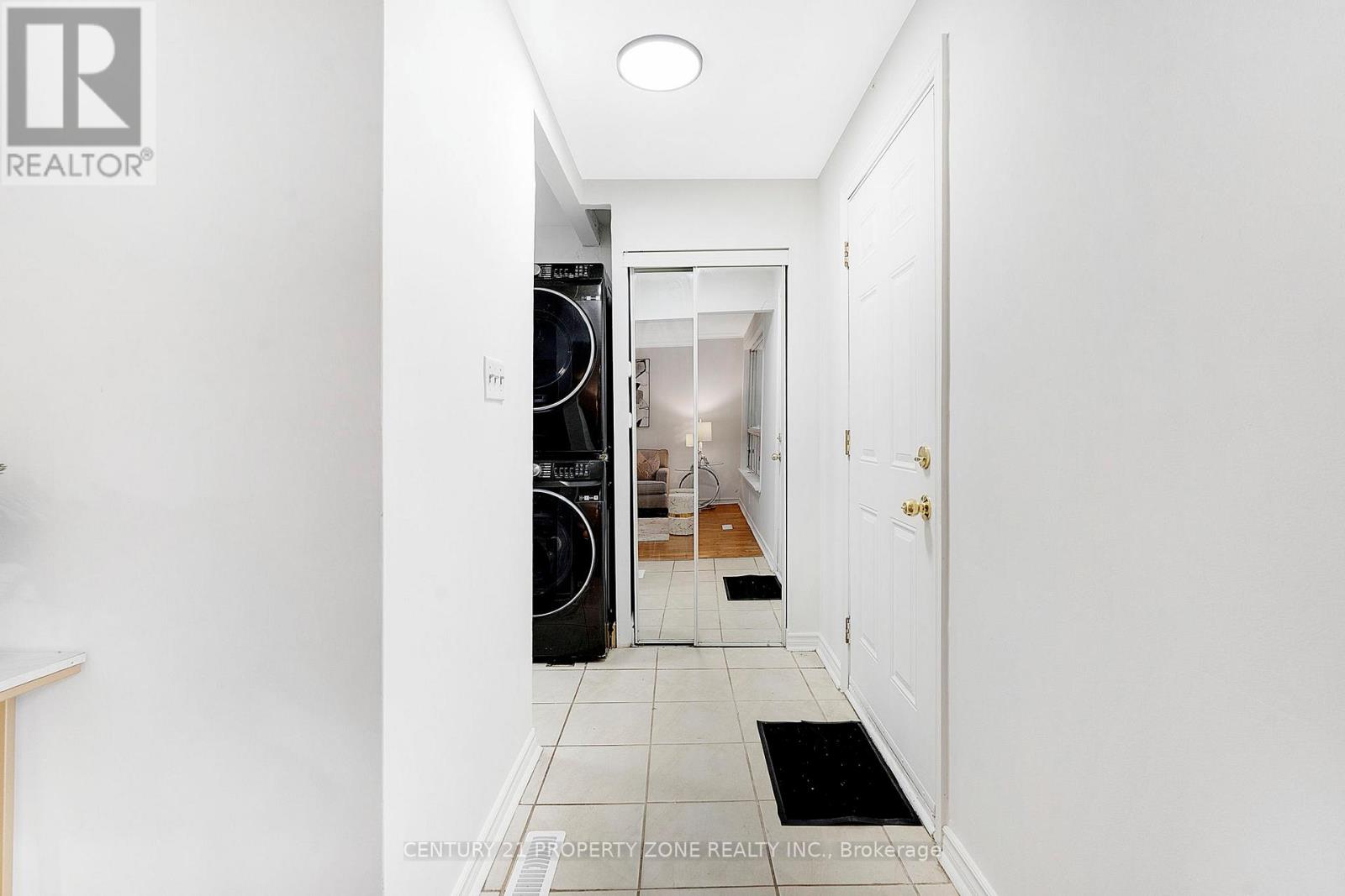 3387 Kelowna Court, Mississauga, Ontario  L5C 2E5 - Photo 7 - W12463638