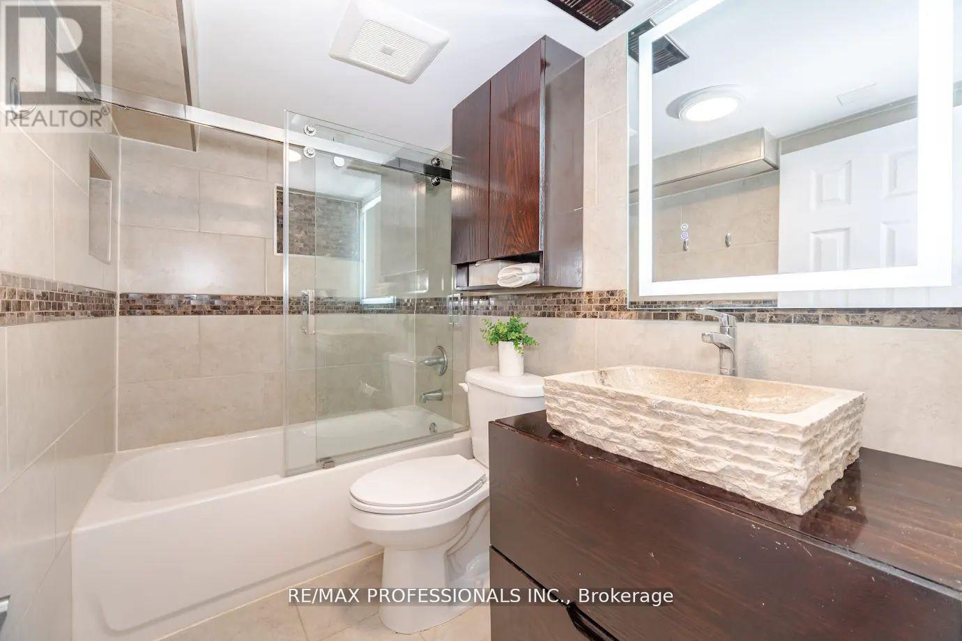 Bsmt - 39 Old Oak Road, Toronto, Ontario  M9A 2W1 - Photo 13 - W12463649