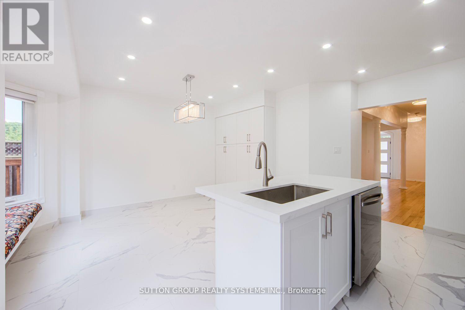2029 Westmount Drive, Oakville, Ontario  L6M 3P9 - Photo 11 - W12463663