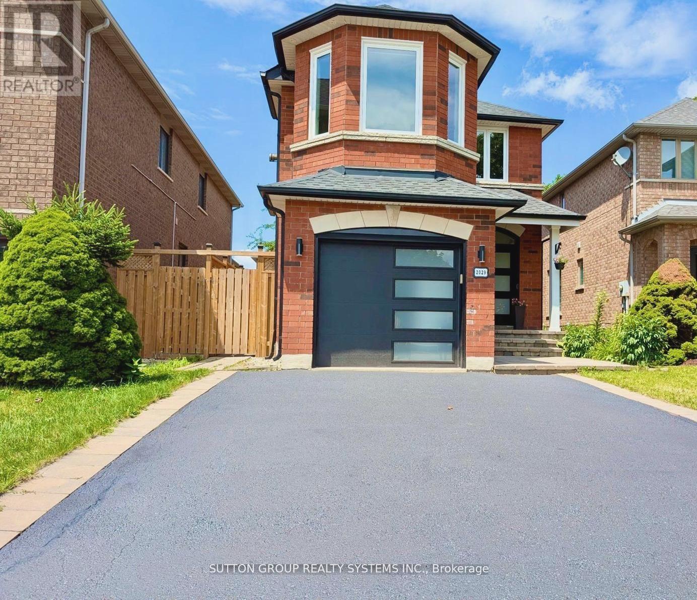 2029 Westmount Drive, Oakville, Ontario  L6M 3P9 - Photo 2 - W12463663