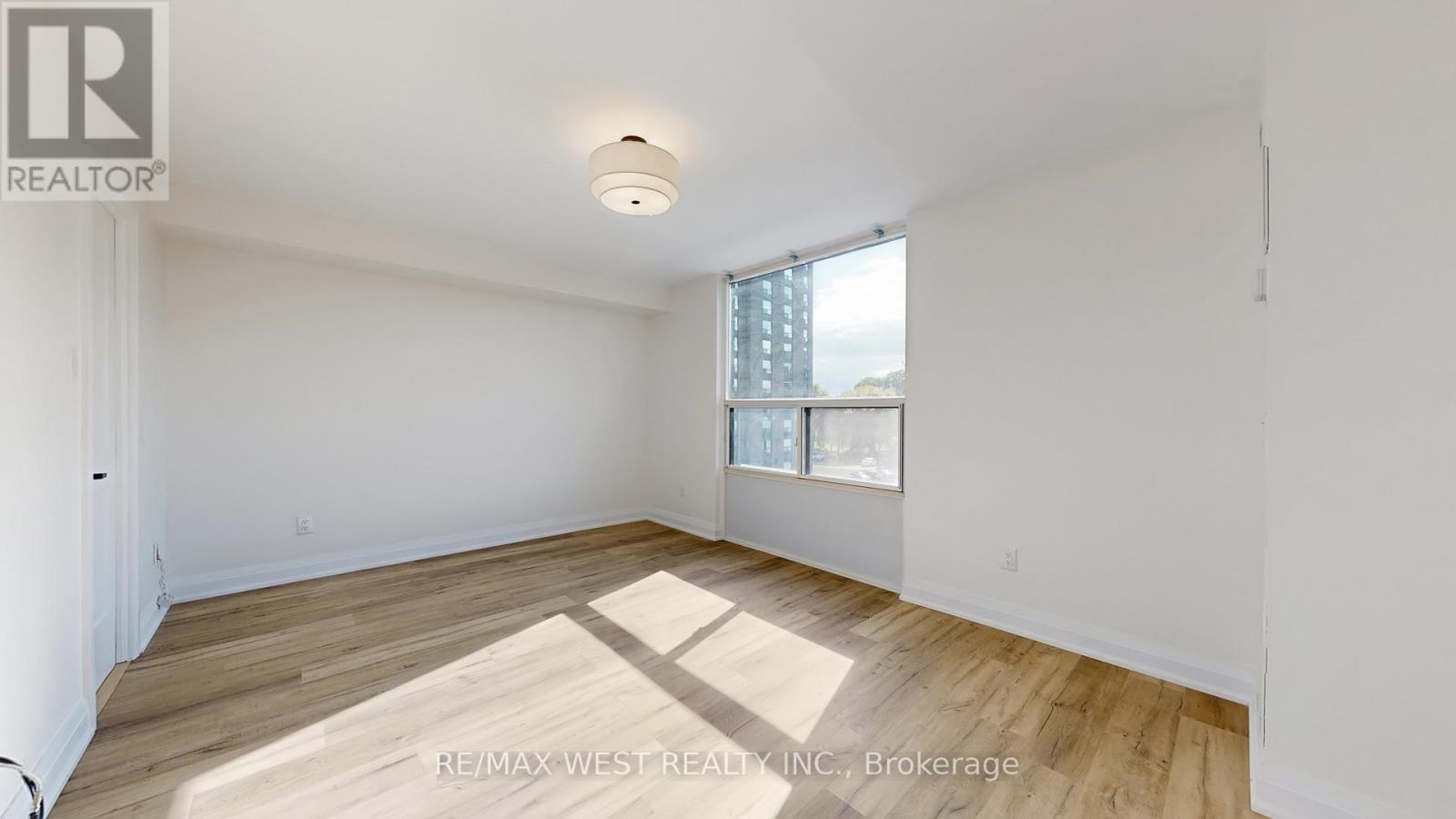 404 - 1535 Lakeshore Road E, Mississauga, Ontario  L5E 3E2 - Photo 10 - W12463670