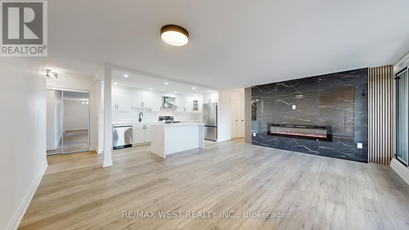 404 - 1535 Lakeshore Road E, Mississauga, Ontario  L5E 3E2 - Photo 4 - W12463670