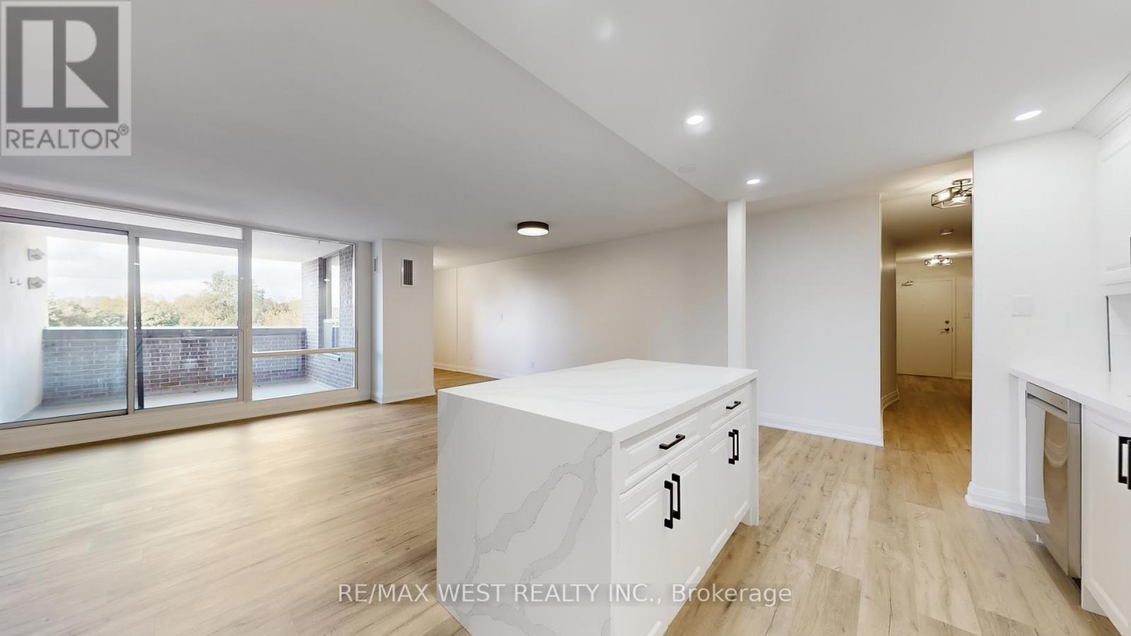 404 - 1535 Lakeshore Road E, Mississauga, Ontario  L5E 3E2 - Photo 9 - W12463670