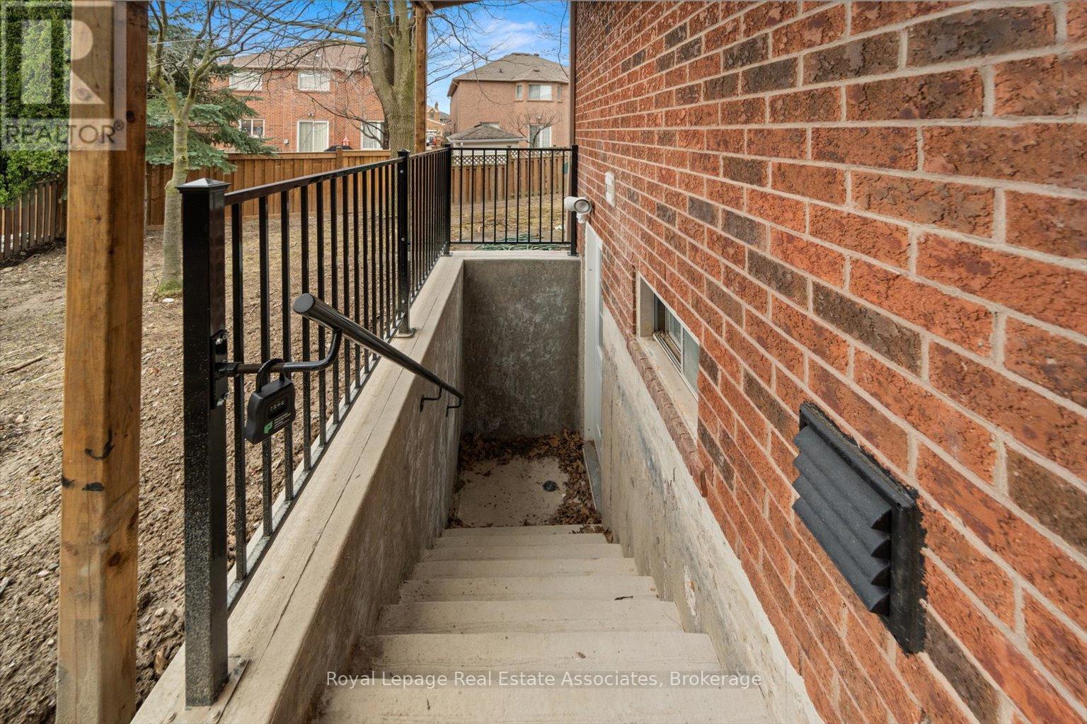 Lower - 1409 Grist Mill Court, Mississauga, Ontario  L5V 1S5 - Photo 17 - W12463672
