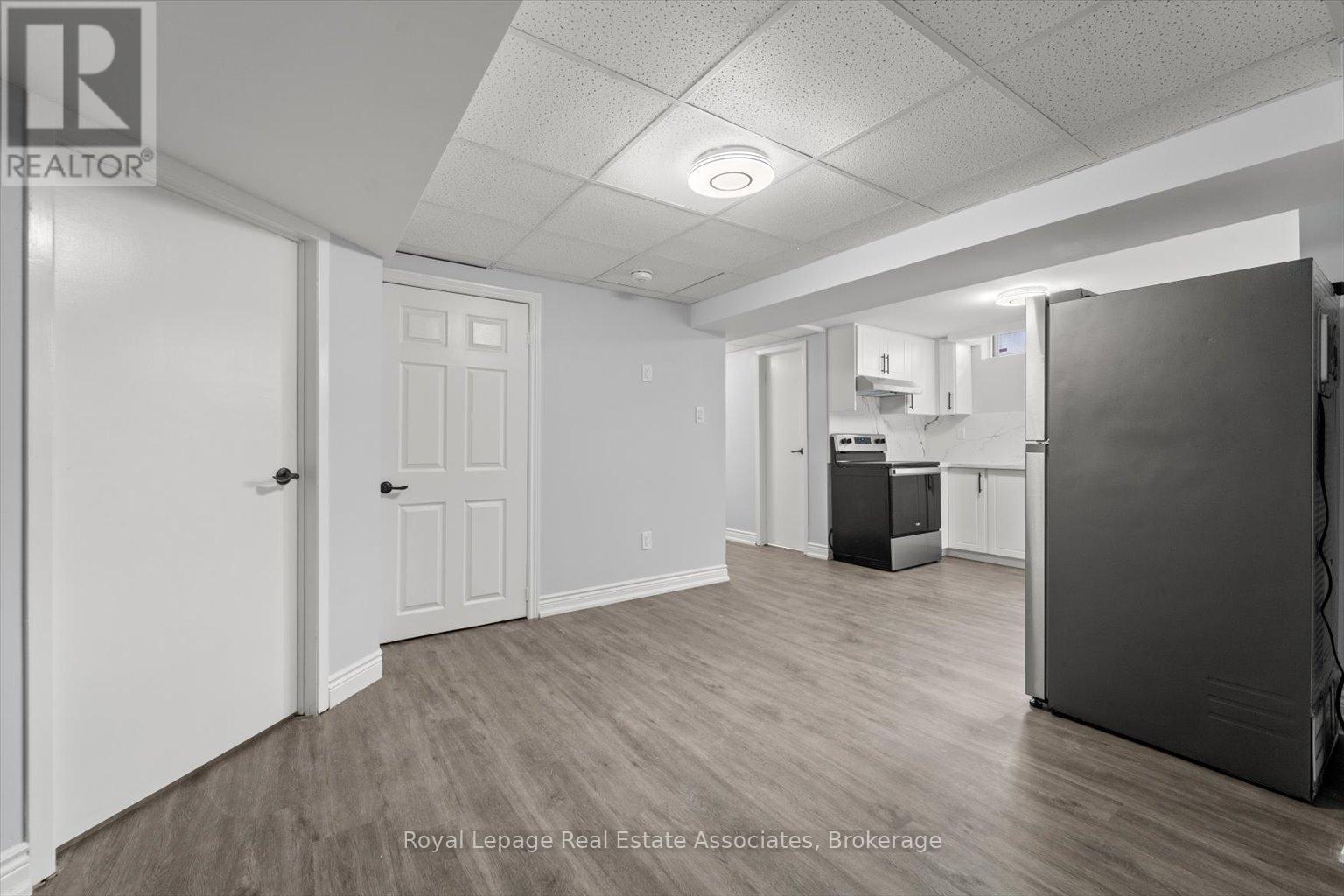 Lower - 1409 Grist Mill Court, Mississauga, Ontario  L5V 1S5 - Photo 8 - W12463672