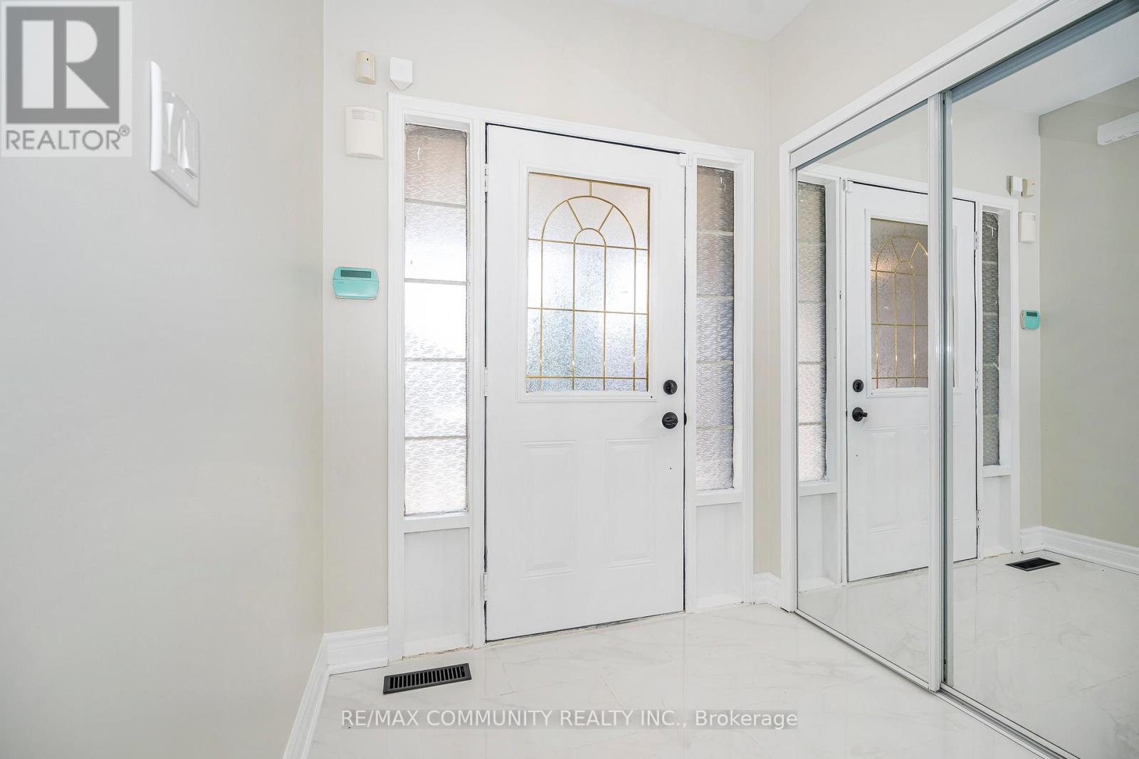 10 Tanasi Road, Brampton, Ontario  L6X 0K4 - Photo 4 - W12463673