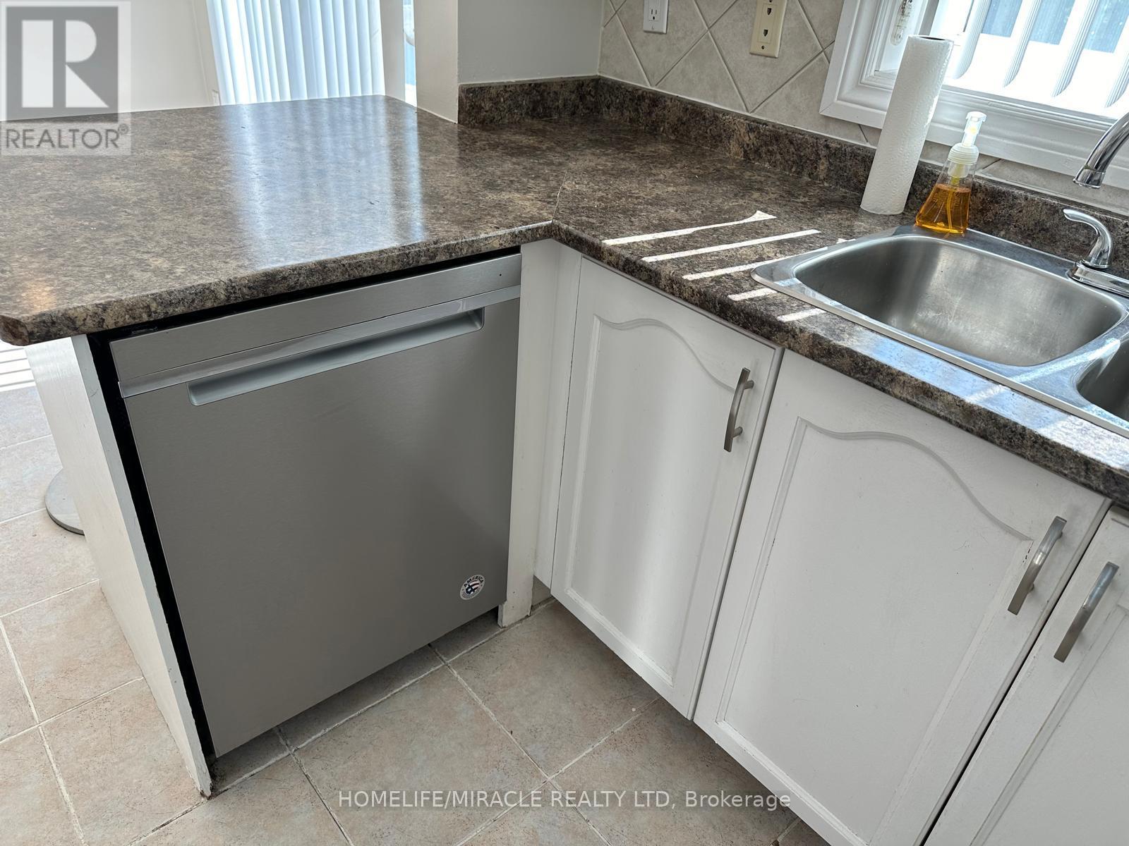 67 - 1588 South Parade Court, Mississauga, Ontario  L5M 6E7 - Photo 4 - W12463680
