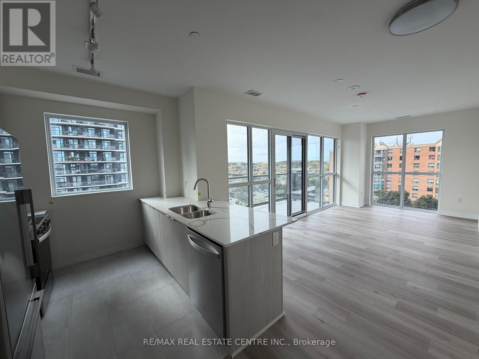 706 - 15 Watergarden Drive, Mississauga, Ontario  L5R 0H4 - Photo 2 - W12463693