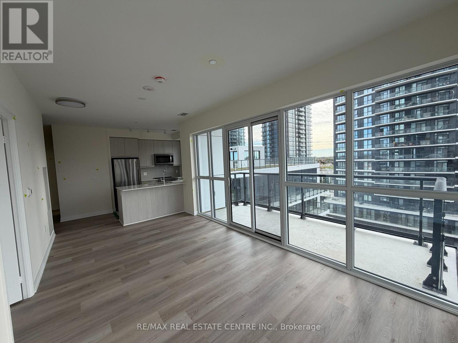 706 - 15 Watergarden Drive, Mississauga, Ontario  L5R 0H4 - Photo 3 - W12463693