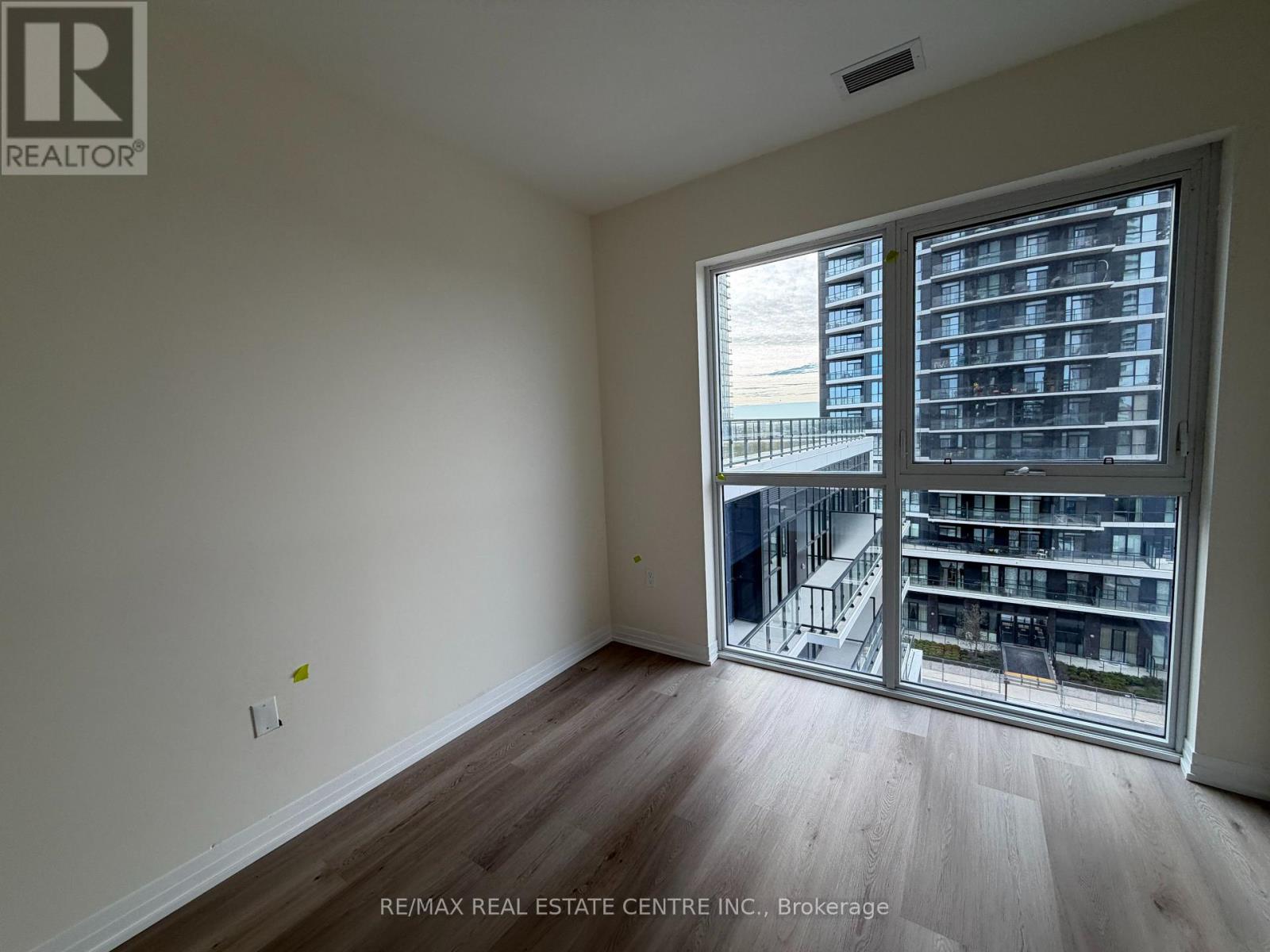 706 - 15 Watergarden Drive, Mississauga, Ontario  L5R 0H4 - Photo 5 - W12463693