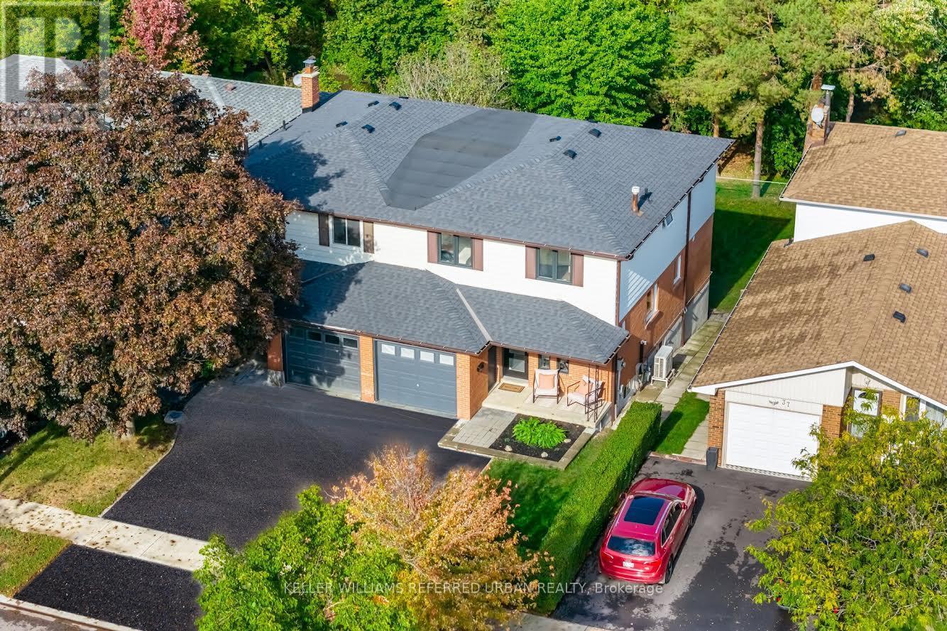 35 Bremen Lane, Mississauga, Ontario  L5M 1G7 - Photo 2 - W12460925