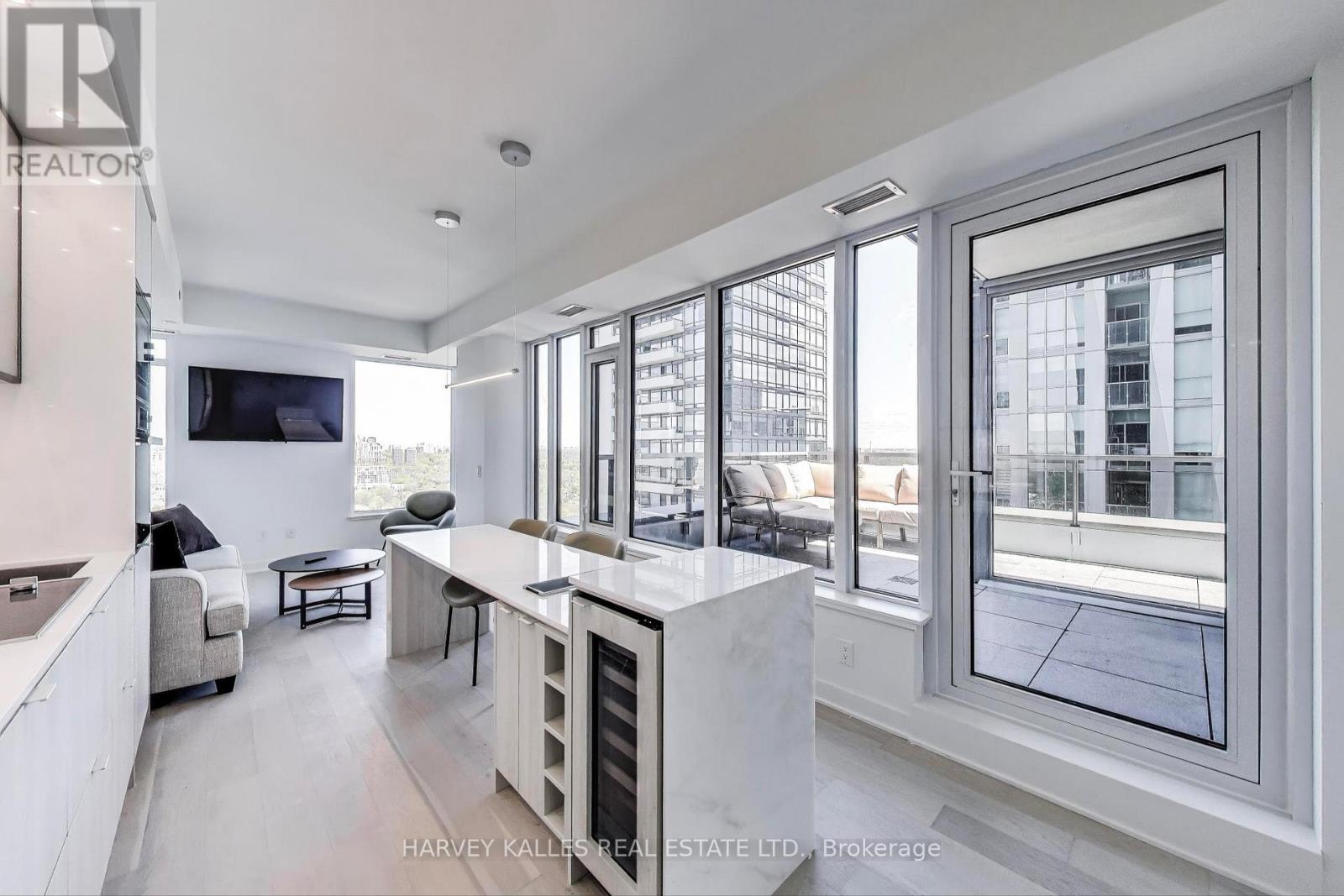 2405 - 11 Yorkville Avenue, Toronto, Ontario  M4W 0B7 - Photo 17 - C12463769