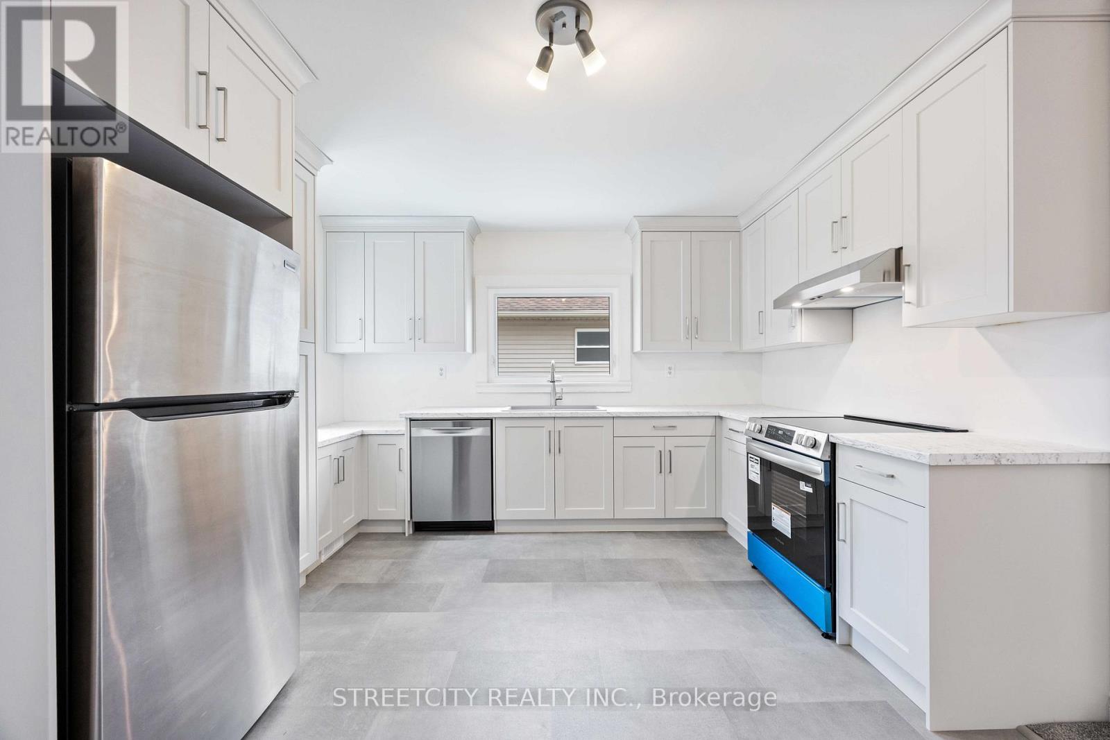4482 Petrolia Line, Petrolia, Ontario  N0N 1R0 - Photo 12 - X12463982