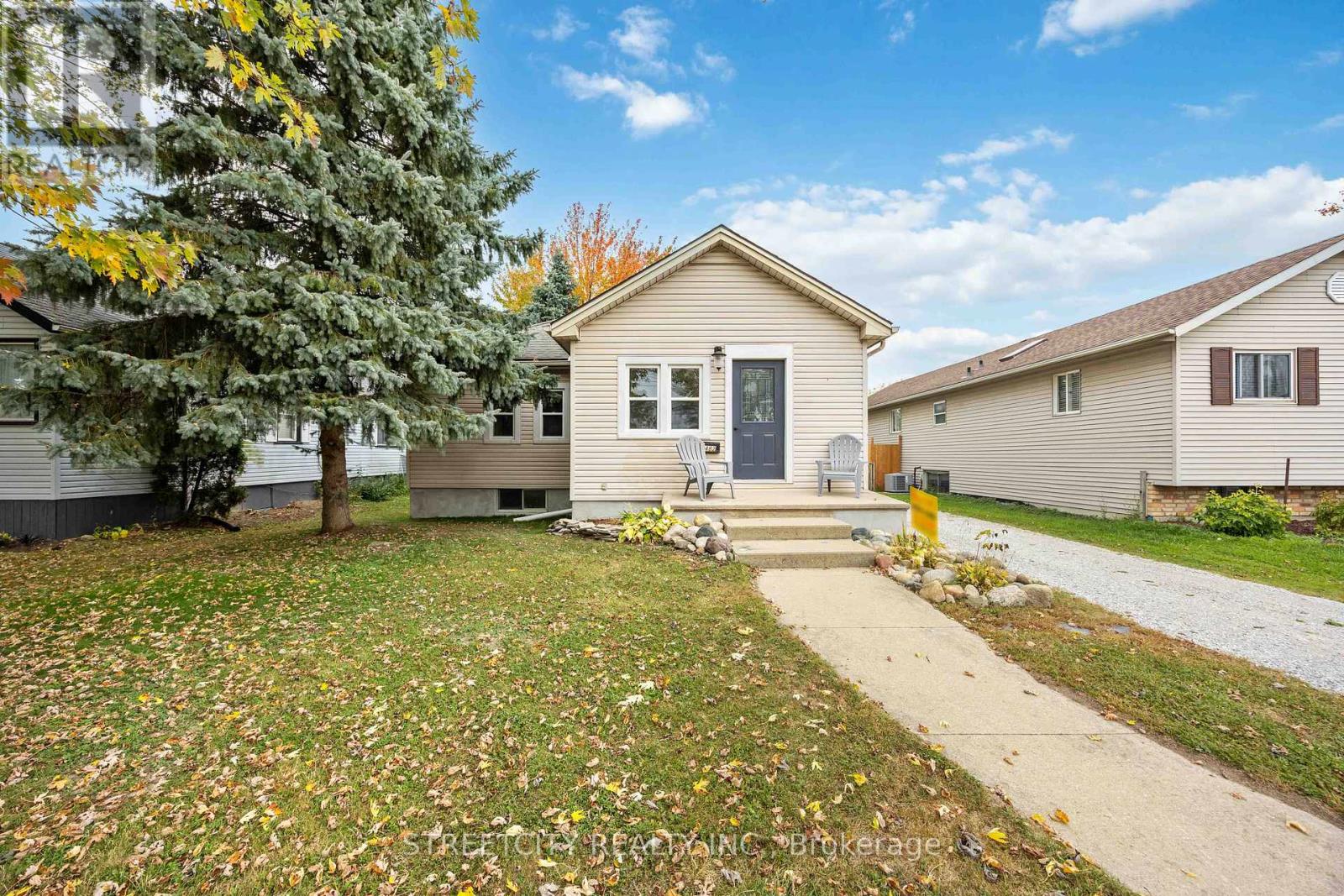 4482 Petrolia Line, Petrolia, Ontario  N0N 1R0 - Photo 2 - X12463982
