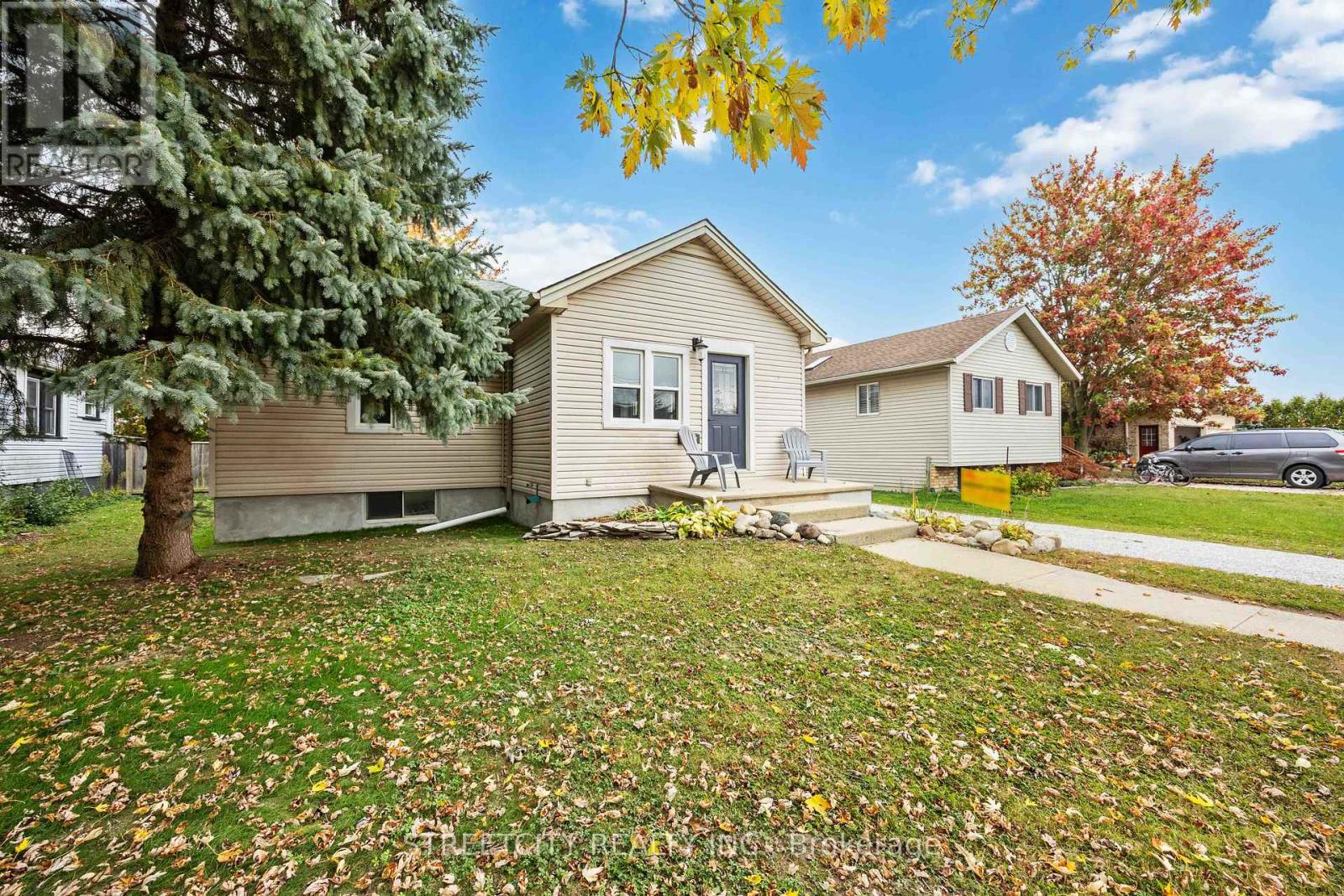 4482 Petrolia Line, Petrolia, Ontario  N0N 1R0 - Photo 3 - X12463982