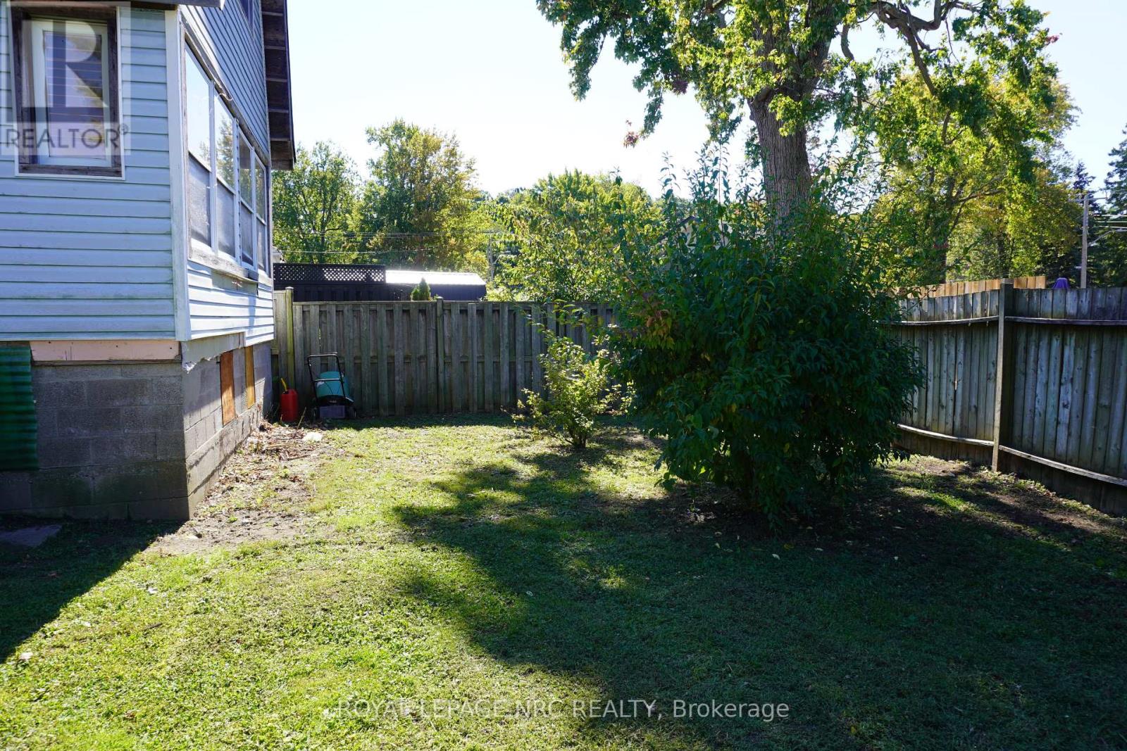 212 Lincoln Road W, Fort Erie, Ontario  L0S 1B0 - Photo 12 - X12463857