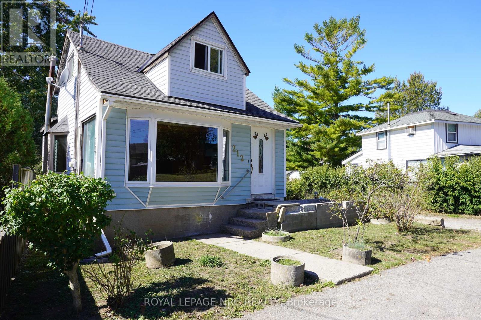 212 Lincoln Road W, Fort Erie, Ontario  L0S 1B0 - Photo 3 - X12463857