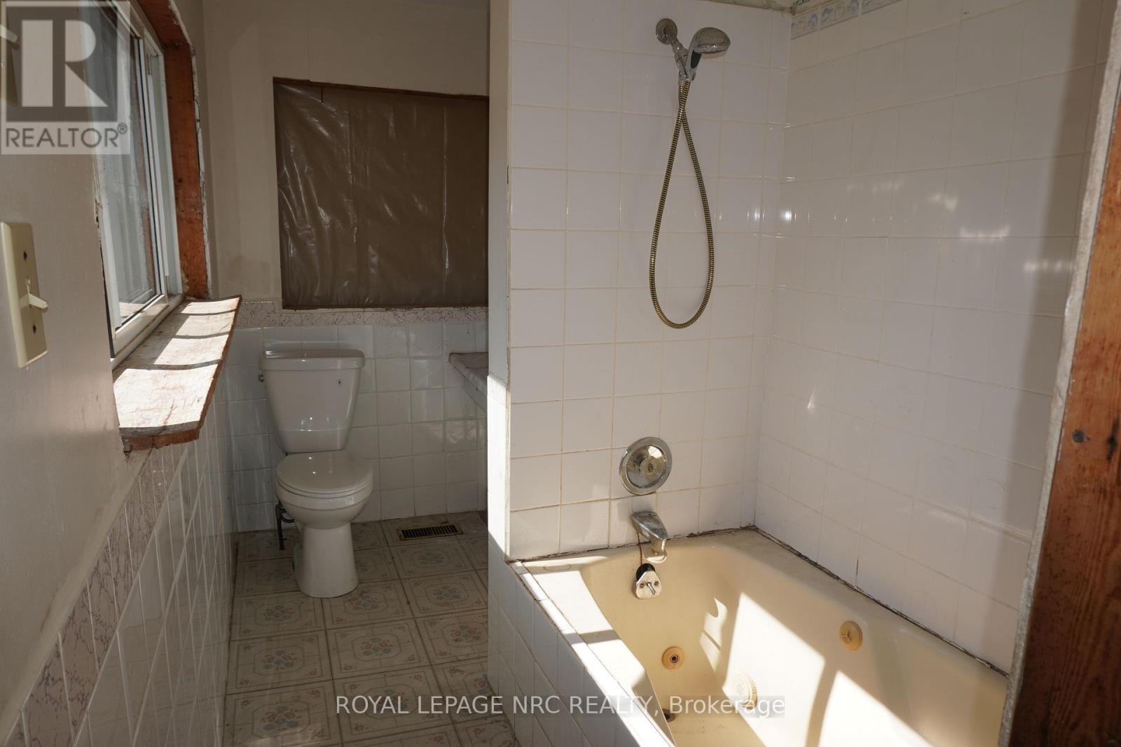 212 Lincoln Road W, Fort Erie, Ontario  L0S 1B0 - Photo 38 - X12463857