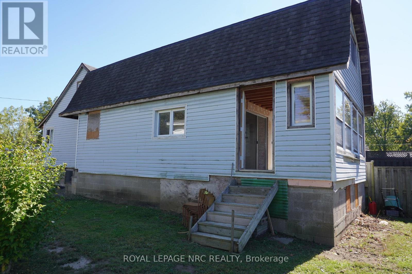 212 Lincoln Road W, Fort Erie, Ontario  L0S 1B0 - Photo 6 - X12463857