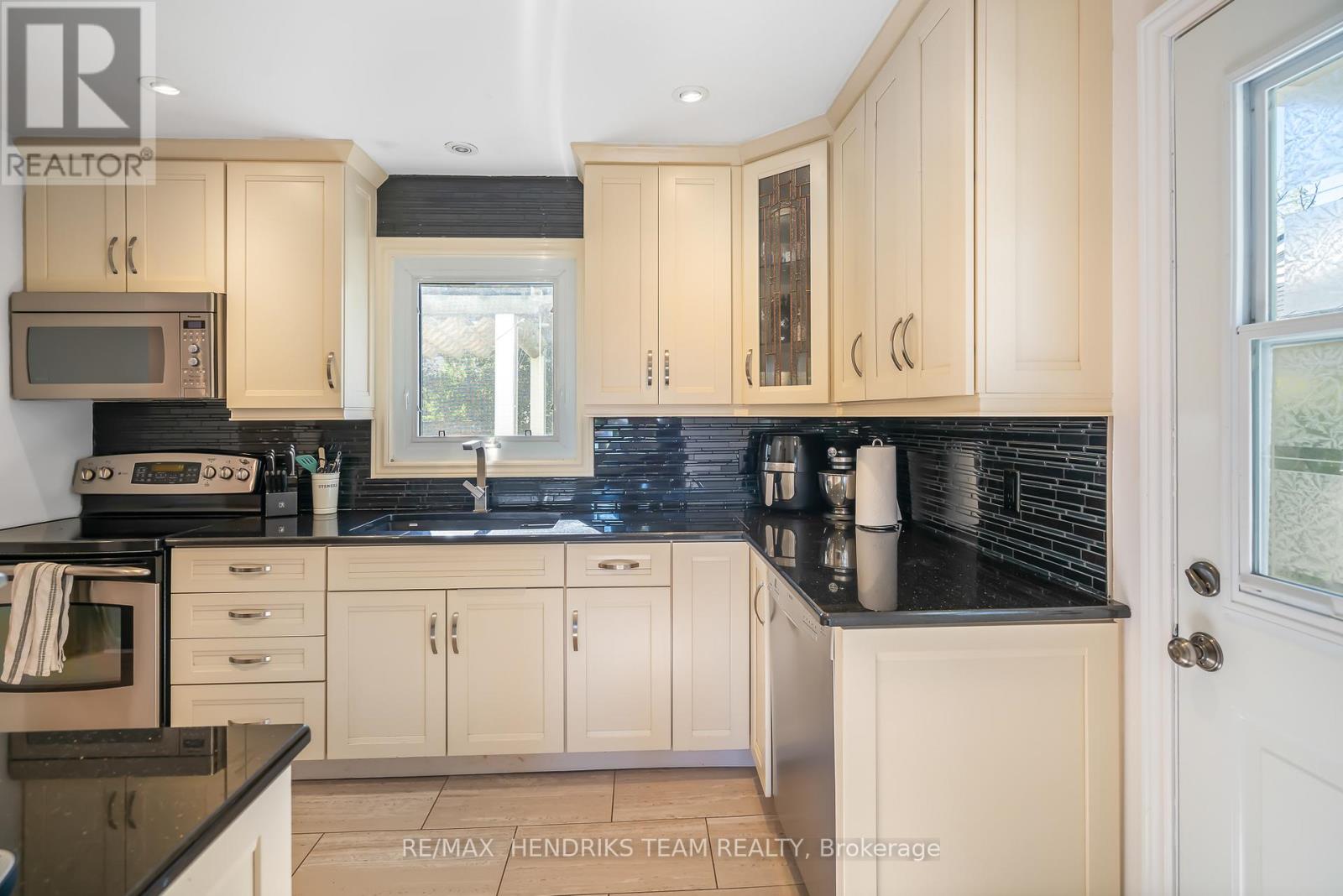 5 Maplewood Drive, St. Catharines, Ontario  L2M 3N9 - Photo 9 - X12463914