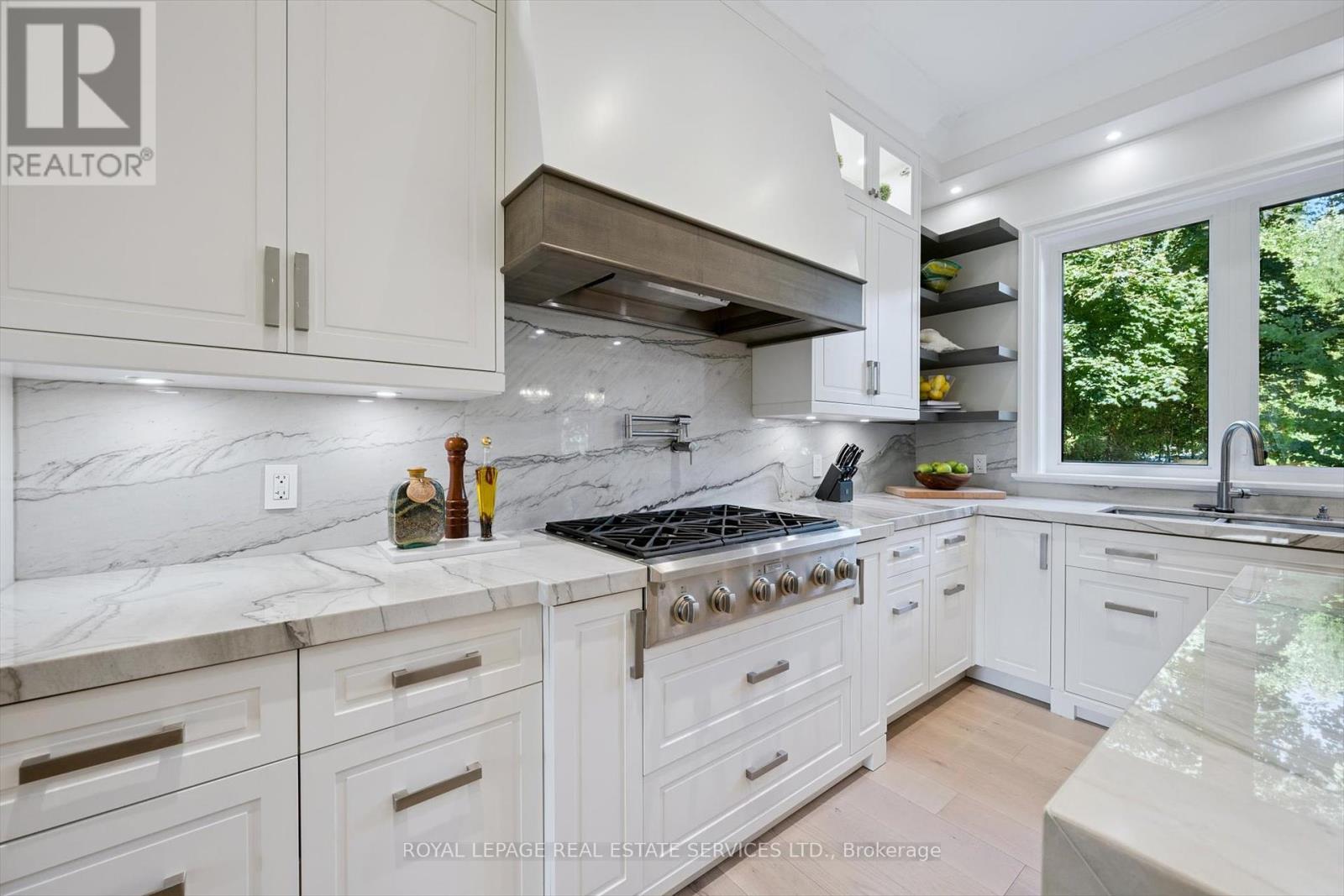 14 Westglen Crescent, Toronto, Ontario  M9B 4R1 - Photo 11 - W12463756