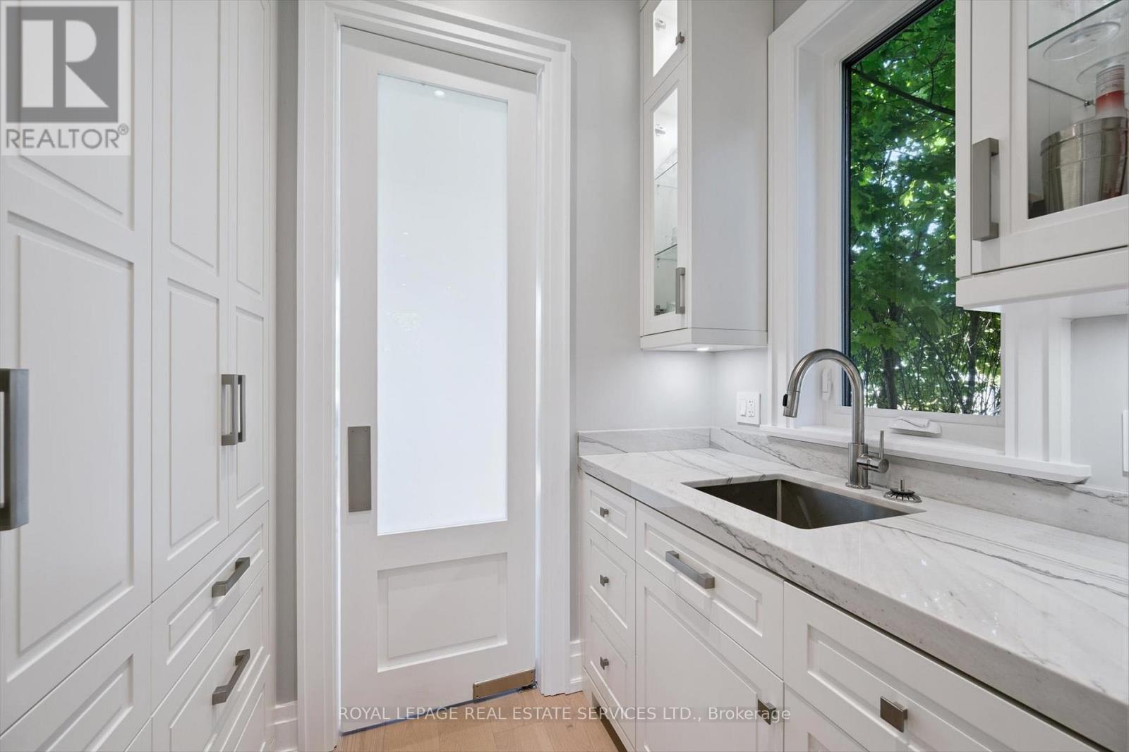 14 Westglen Crescent, Toronto, Ontario  M9B 4R1 - Photo 12 - W12463756