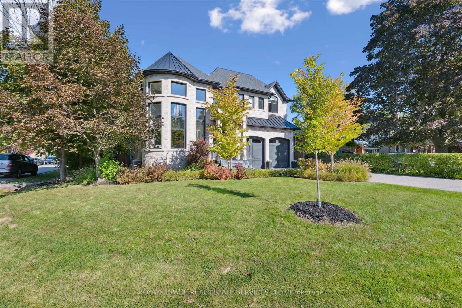 14 Westglen Crescent, Toronto, Ontario  M9B 4R1 - Photo 2 - W12463756