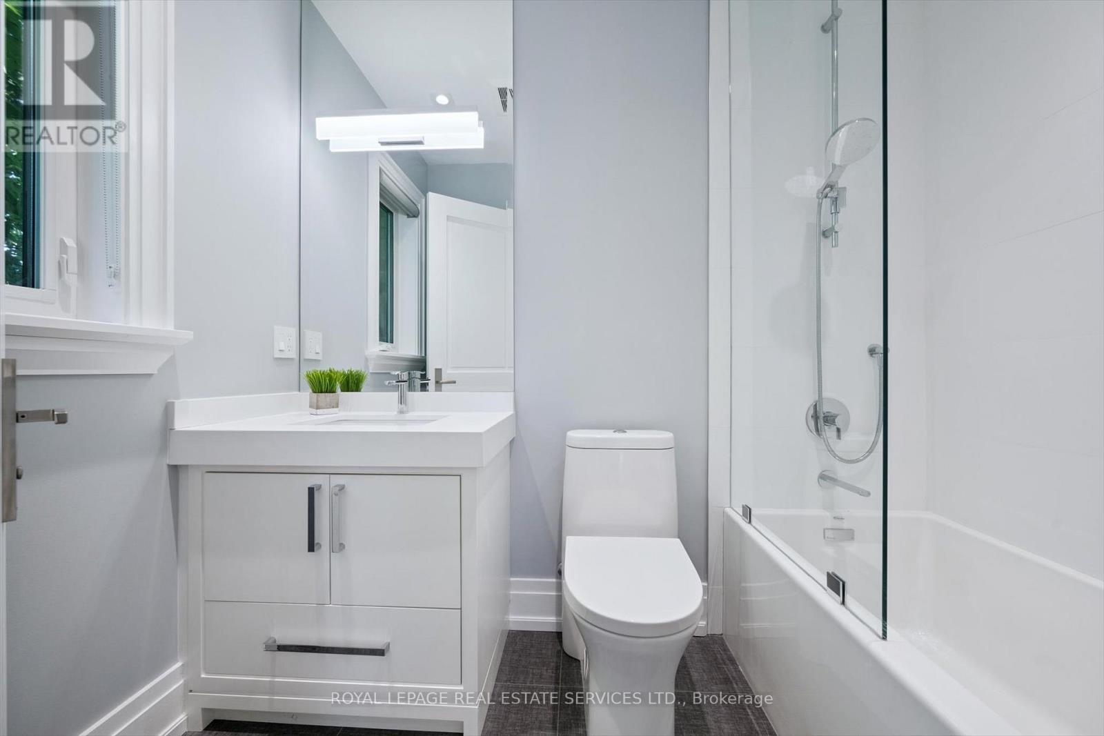14 Westglen Crescent, Toronto, Ontario  M9B 4R1 - Photo 34 - W12463756
