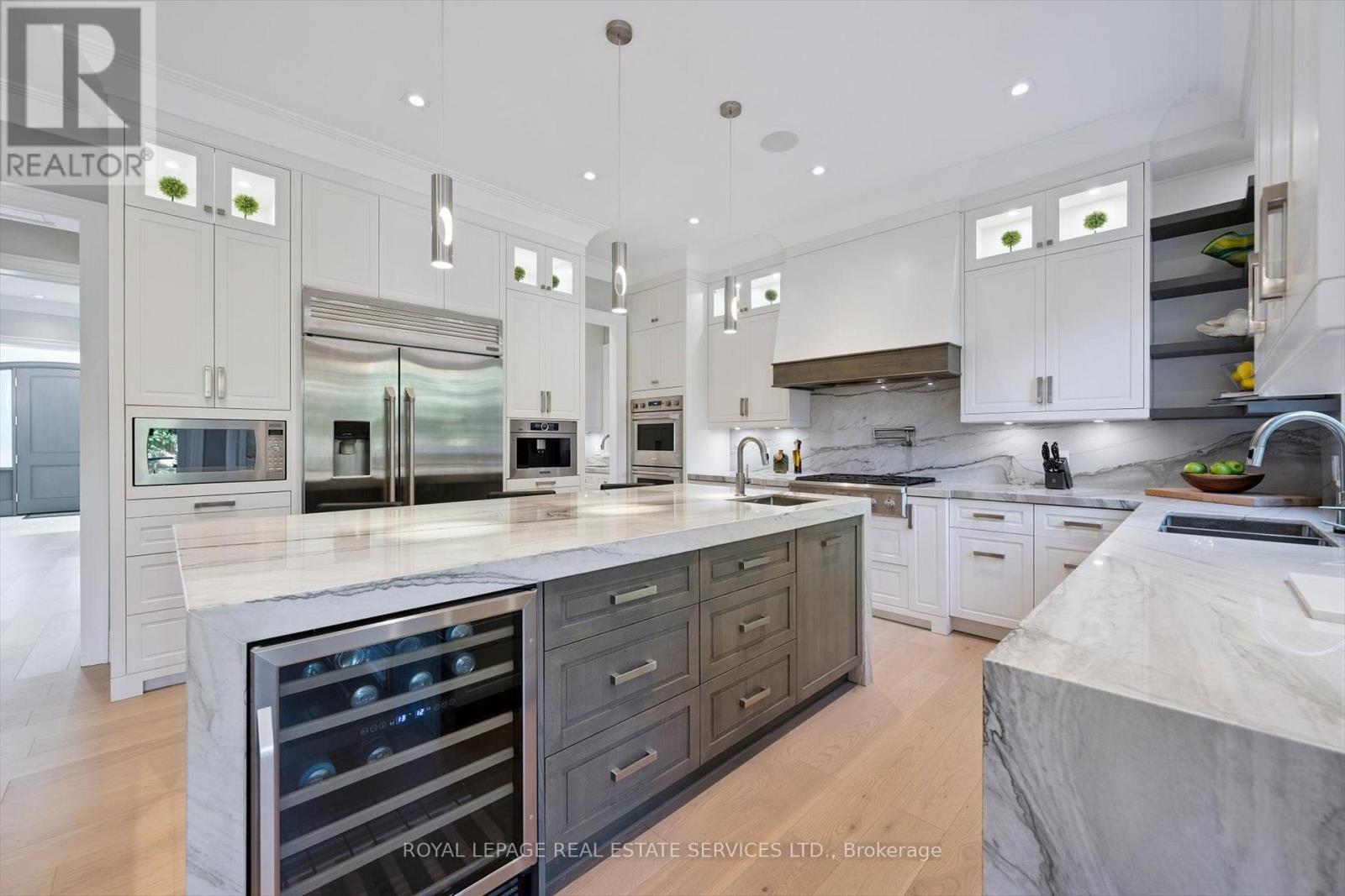 14 Westglen Crescent, Toronto, Ontario  M9B 4R1 - Photo 9 - W12463756