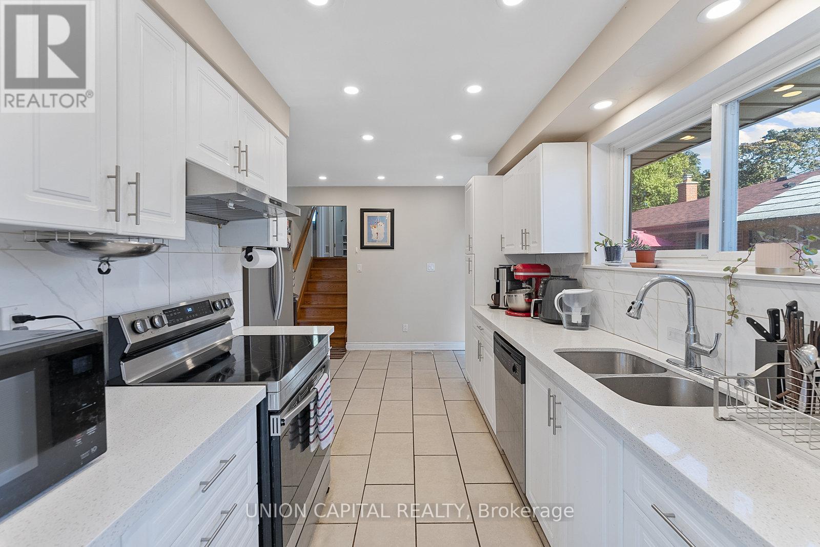37 Callowhill Drive, Toronto, Ontario  M9R 3L3 - Photo 11 - W12463760