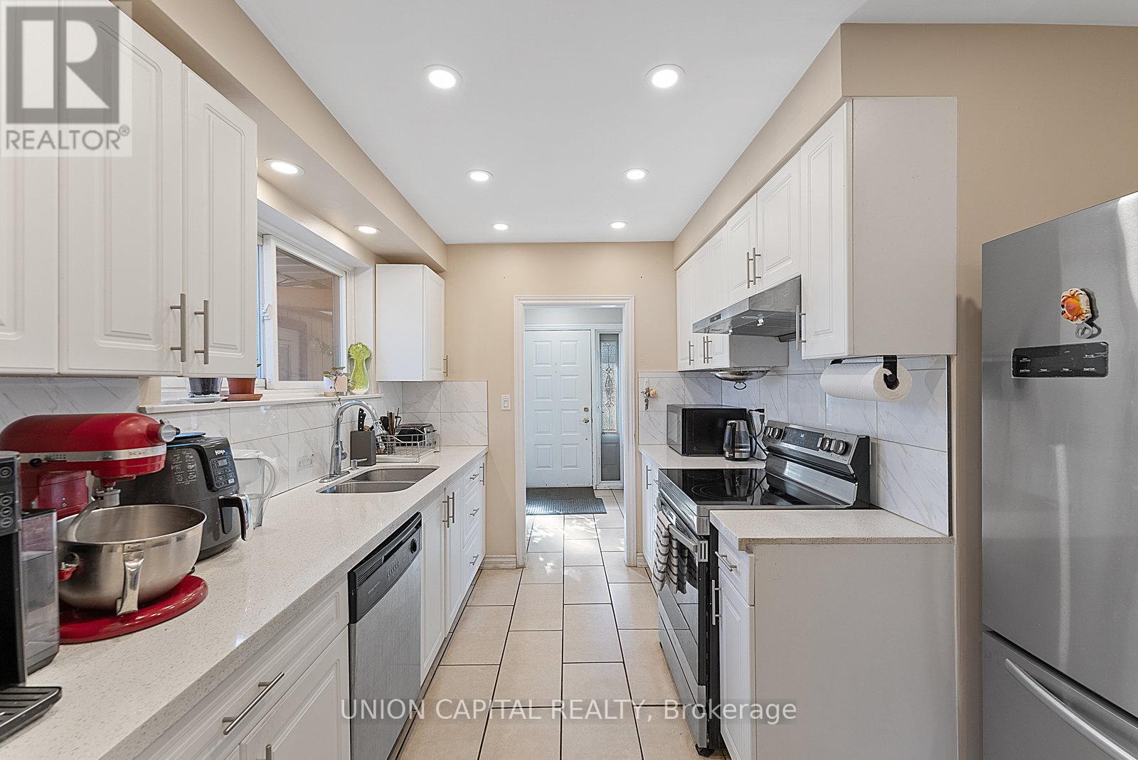 37 Callowhill Drive, Toronto, Ontario  M9R 3L3 - Photo 12 - W12463760